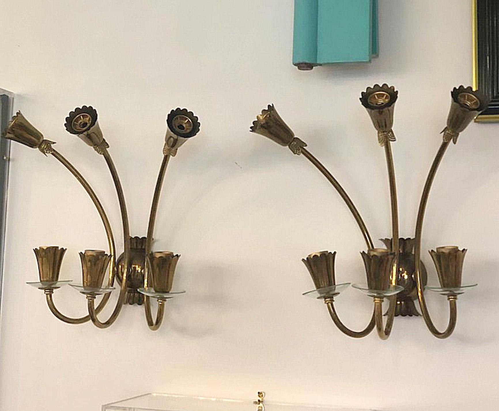 Pair of six-light Mid-Century Modern, brass with clear glass bobeches Italian wall sconces, in the style of Stilnovo, 1960s.
Pure Gio Ponti for Stilnovo Italian mid-century style, for this pair of vintage elegant and simple wall lights.
They have