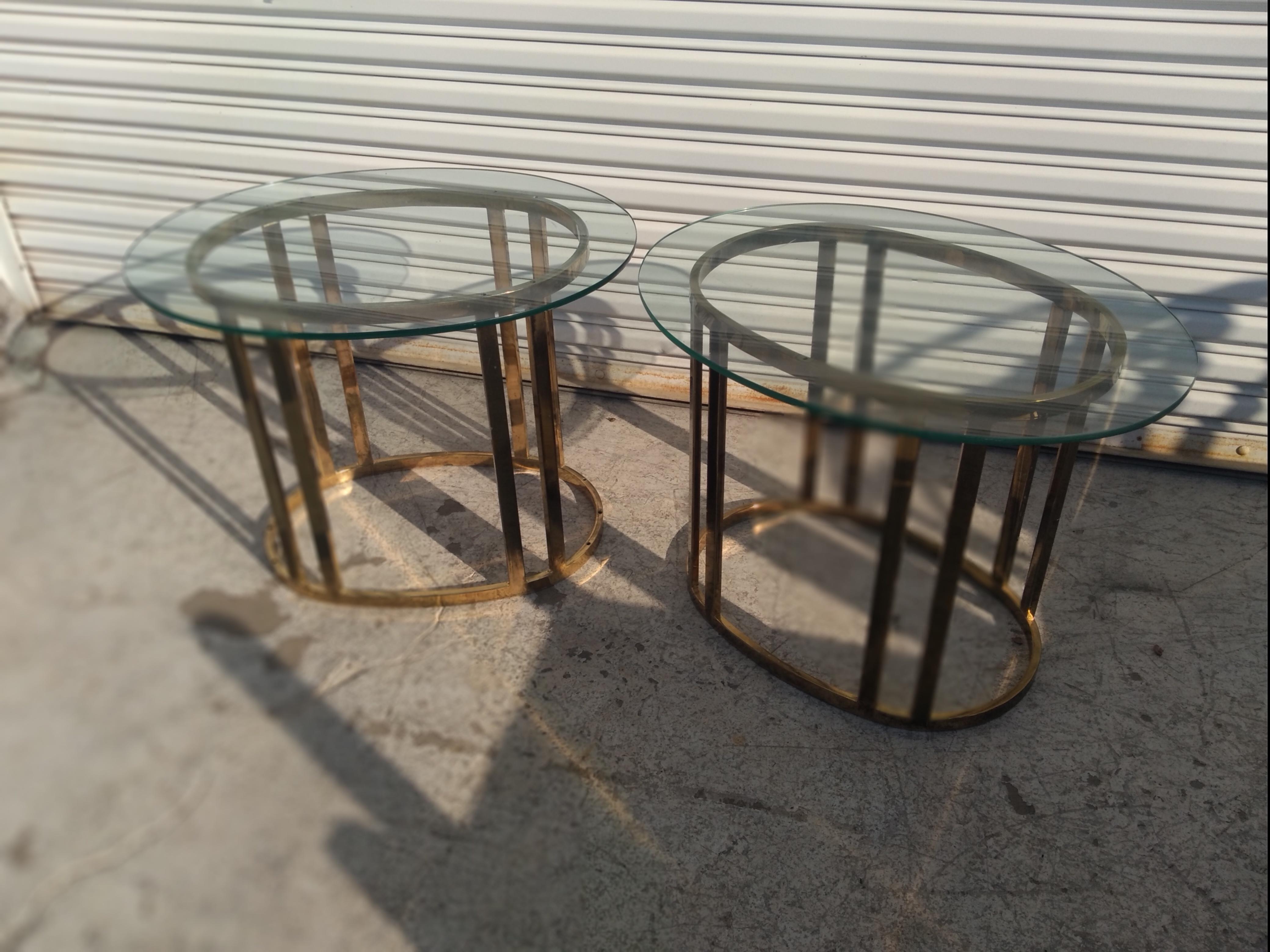 Il s'agit d'un bel exemple de design du milieu du siècle. Ces tables d'appoint sont en laiton et de forme ovale. Le verre reprend la forme de la base. Elles seraient parfaites dans n'importe quel médecin de style mid century.
