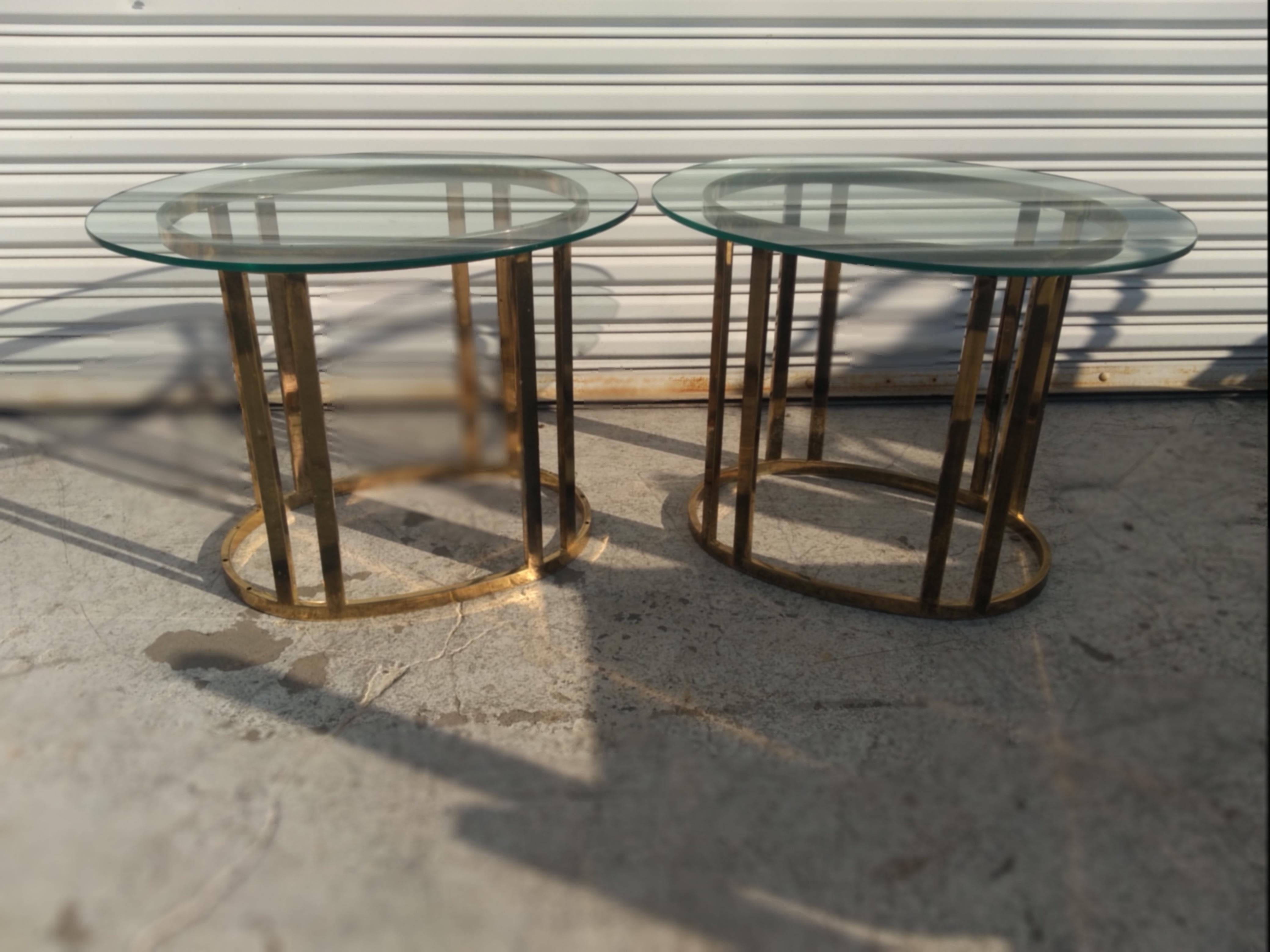 Mid-Century Modern Paire de tables d'appoint ovales en laiton et verre en vente