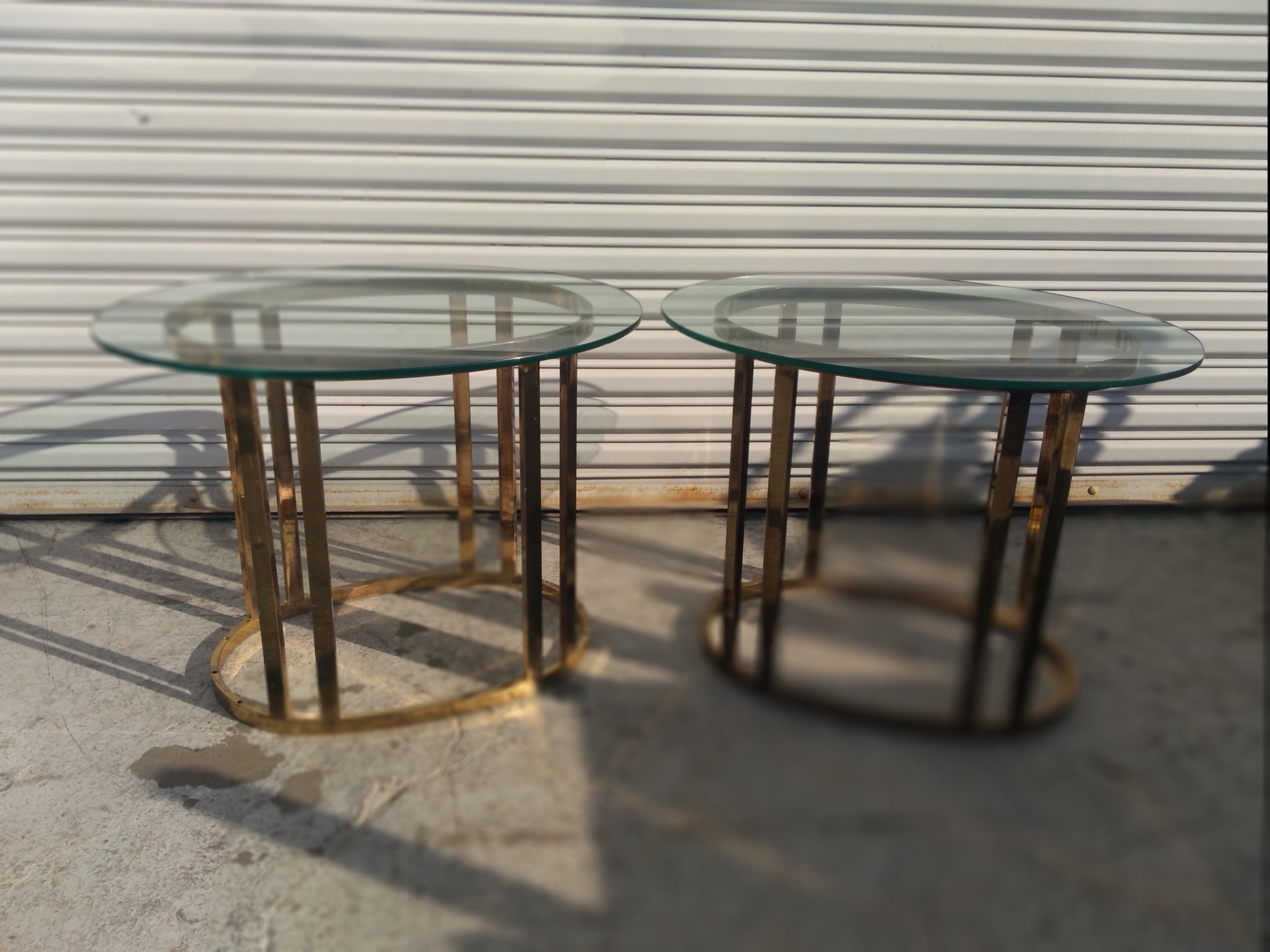 Paire de tables d'appoint ovales en laiton et verre Bon état - En vente à Pasadena, TX