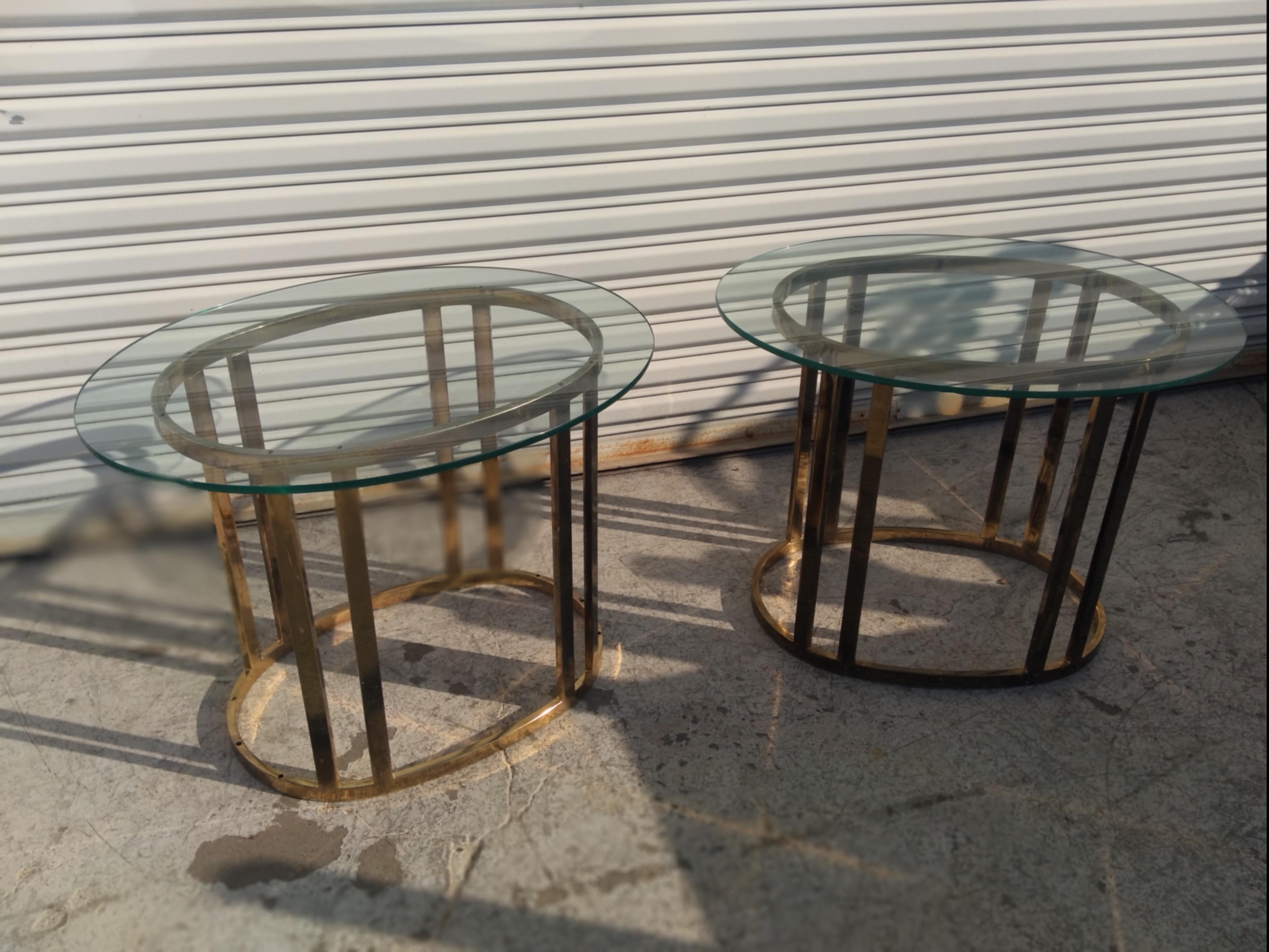 20ième siècle Paire de tables d'appoint ovales en laiton et verre en vente
