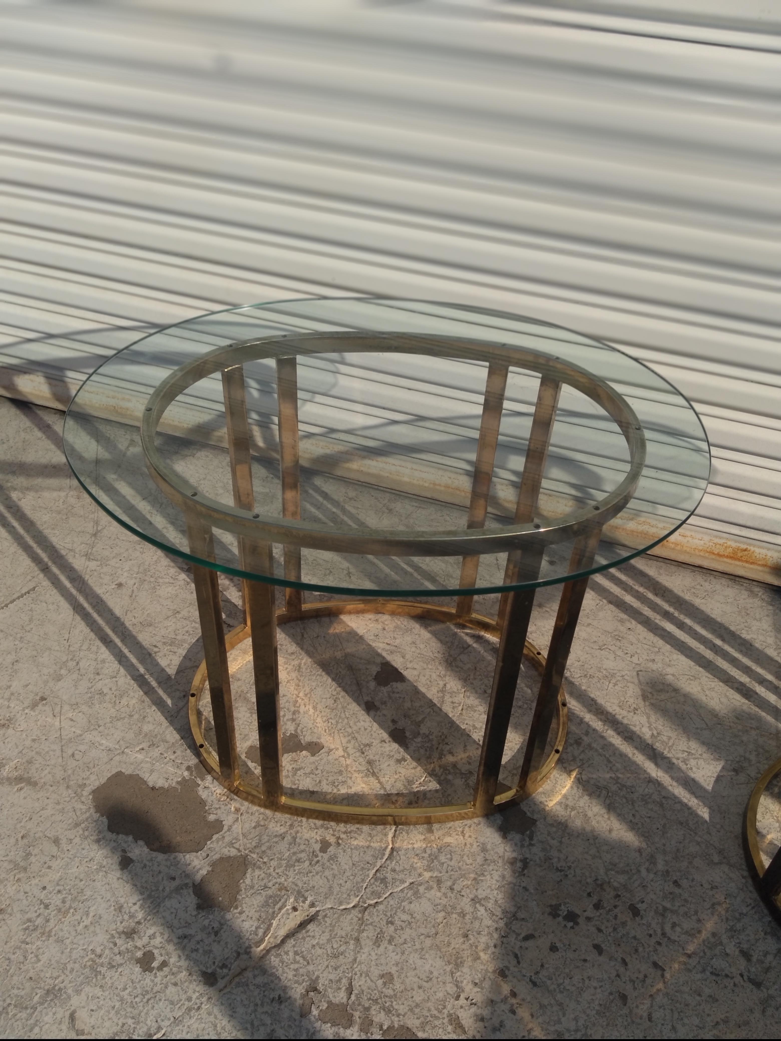 Laiton Paire de tables d'appoint ovales en laiton et verre en vente