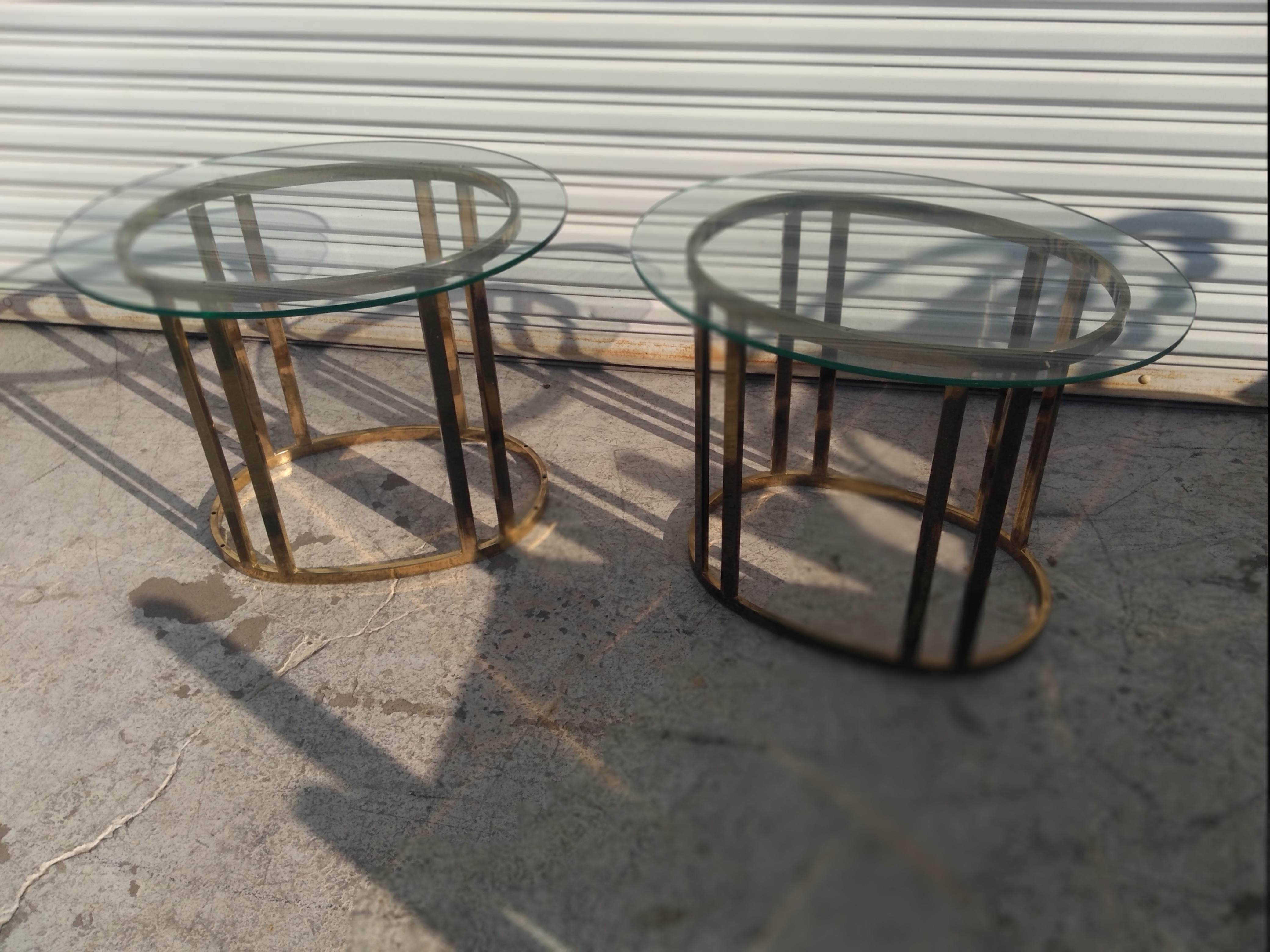 Paire de tables d'appoint ovales en laiton et verre en vente 1