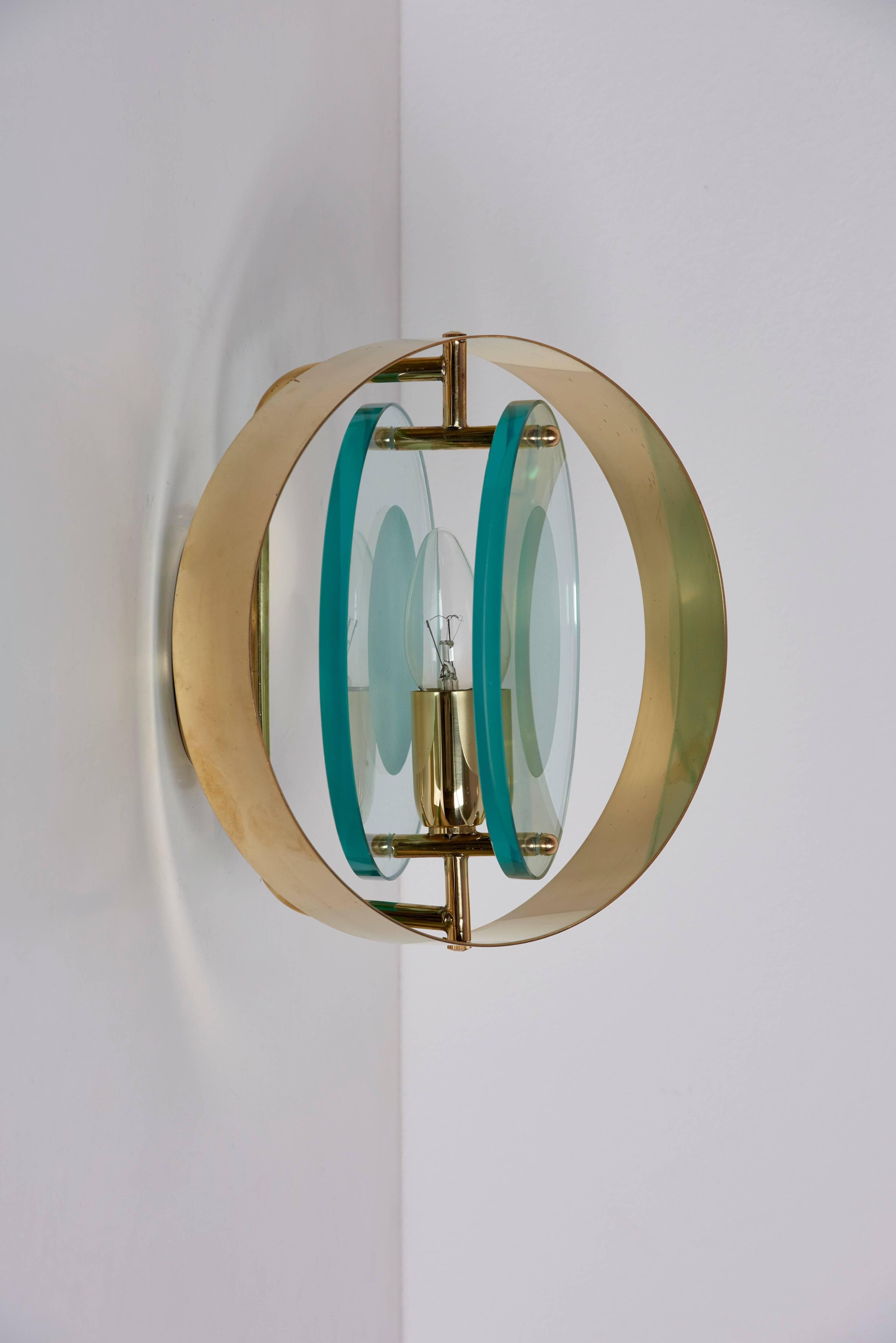 Merveilleuse paire d'appliques en laiton et verre clair/satinisé à la manière de Max Ingrand et Fontana Arte. Les appliques sont en très bon état. Un E14 de 70 watts chacun.
Pour plus de sécurité, la lampe doit être vérifiée sur place par un