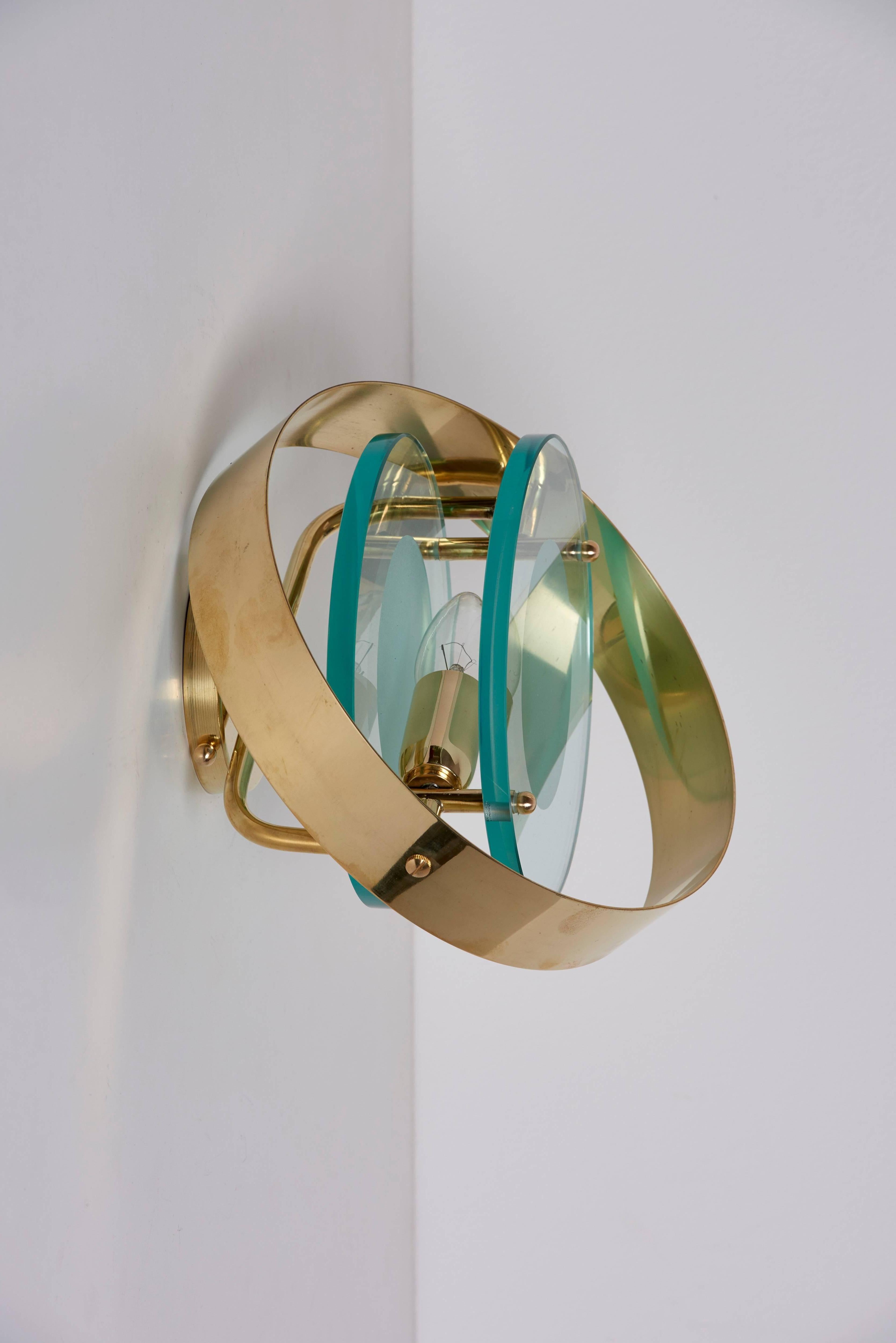 Mid-Century Modern Paire d'appliques en laiton et verre à la manière de Max Ingrand et Fontana Arte en vente