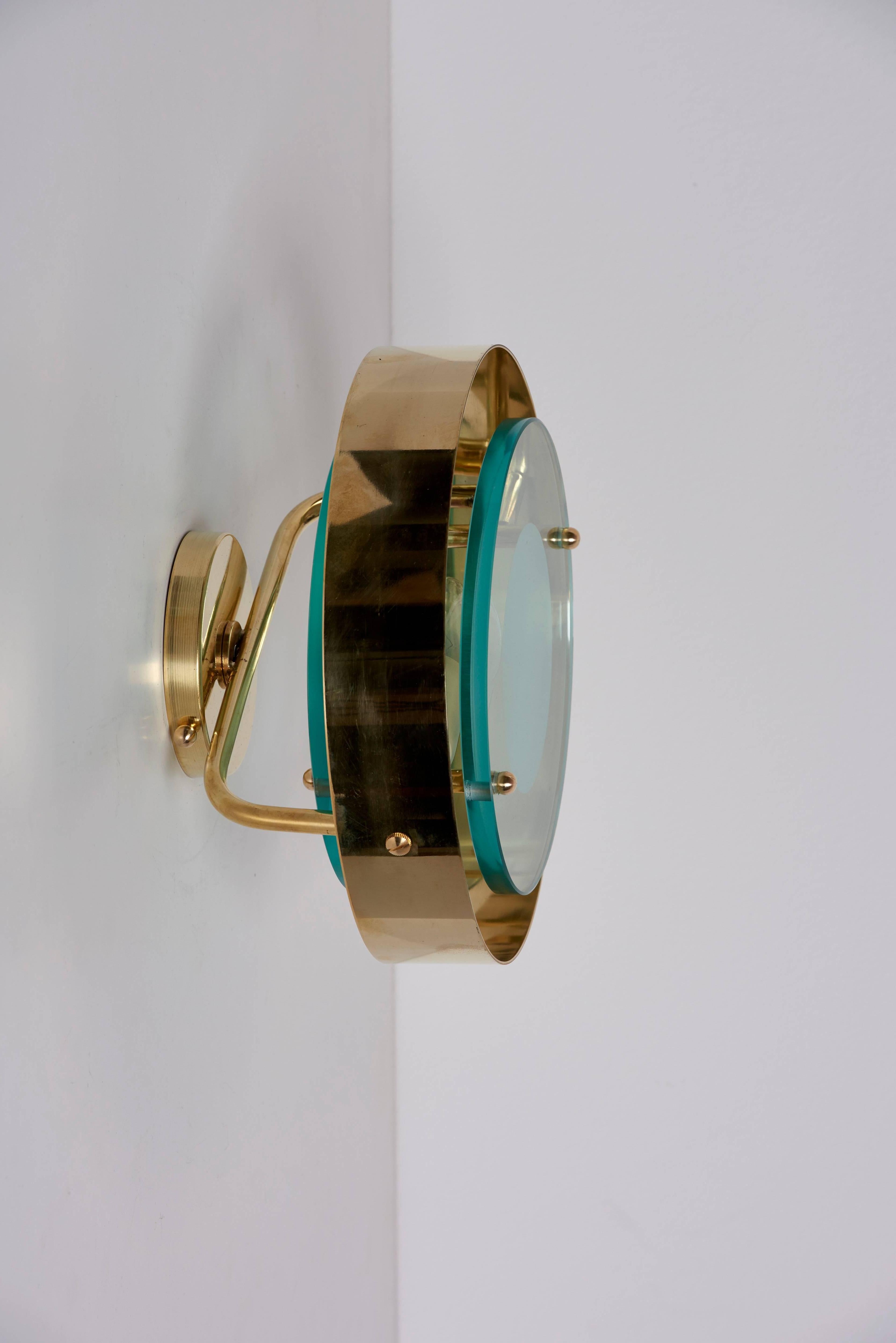 Paire d'appliques en laiton et verre à la manière de Max Ingrand et Fontana Arte Excellent état - En vente à Berlin, BE