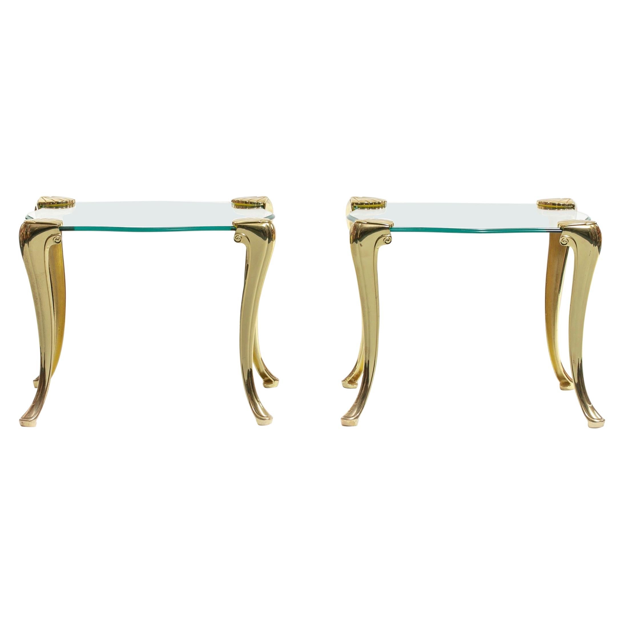 Ein Paar Beistelltische aus Messing und Glas mit Serpentinen, Chapman zugeschrieben im Angebot