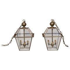 Paire de lanternes à trois lumières en laiton et verre aux lignes effilées