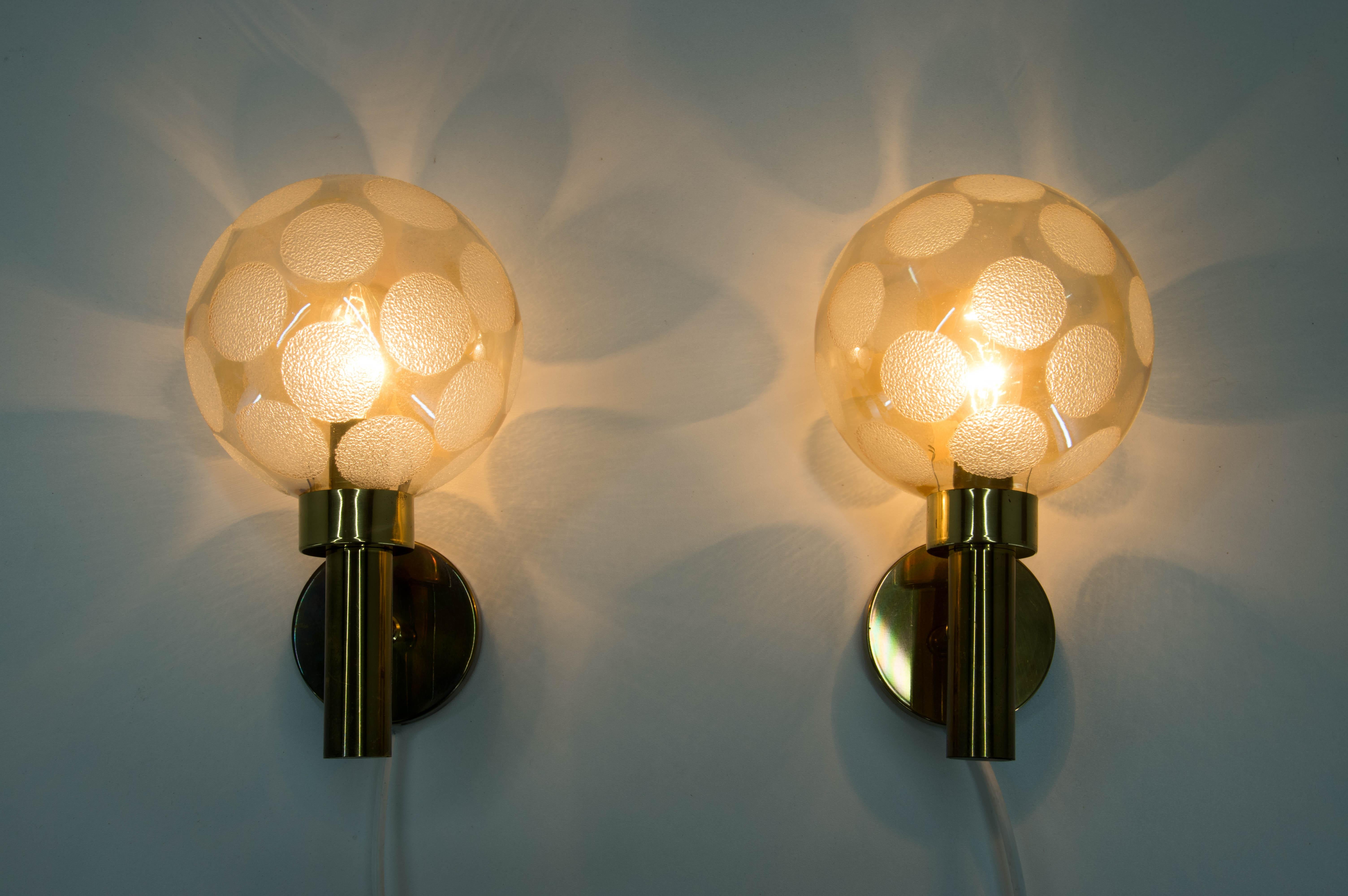 Pair of brass and glass wall lamps, made in Denmark in 1970s
Very good condition
E14 bulb.
