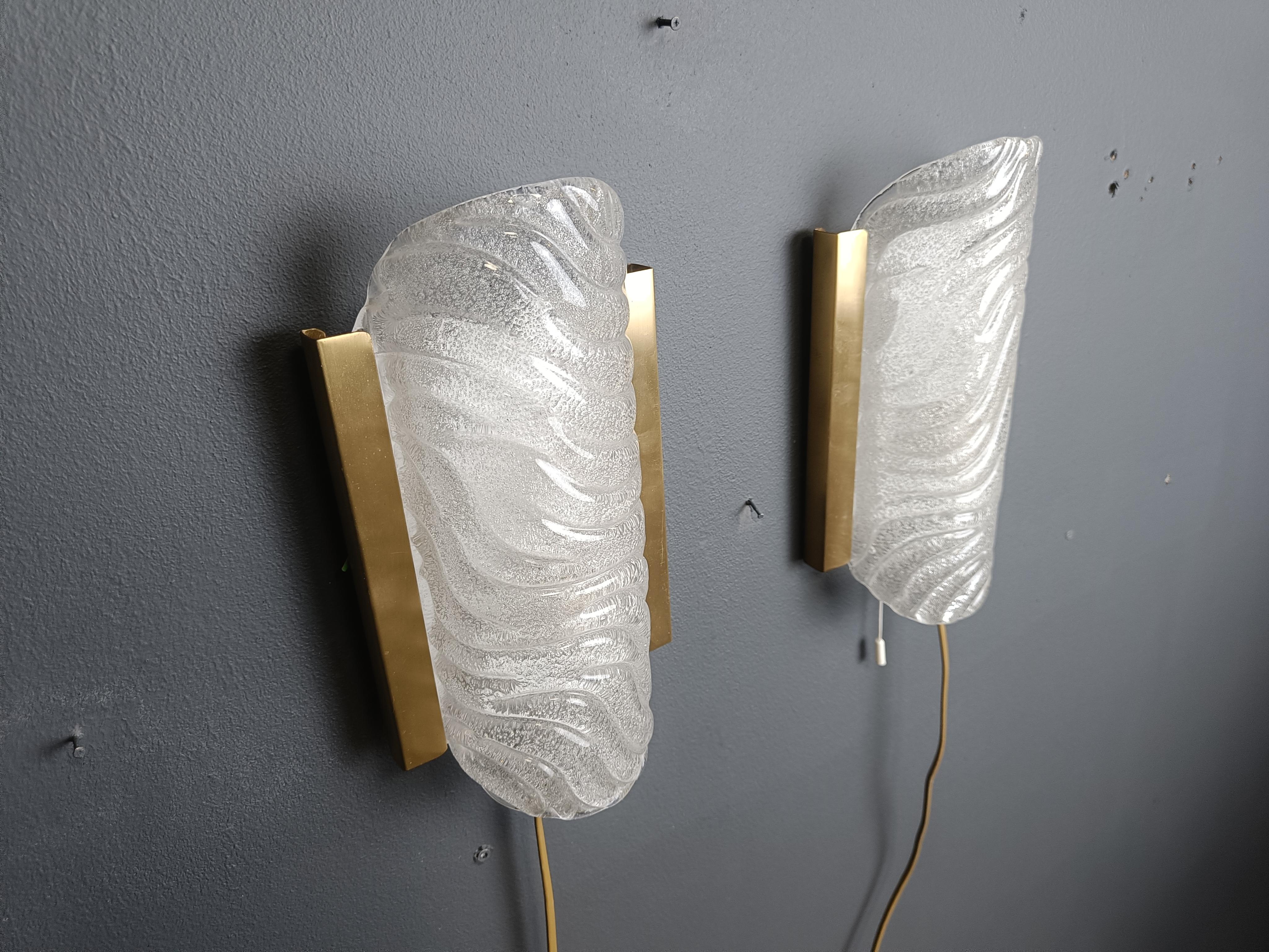 Coppia di applique in ottone e vetro di Fischer Leuchten.

Montature in ottone con paralumi in vetro ghiacciato realizzati a mano.

Le lampade emettono una bellissima luce diffusa.

Corde di trazione originali ancora funzionanti, lampade testate e