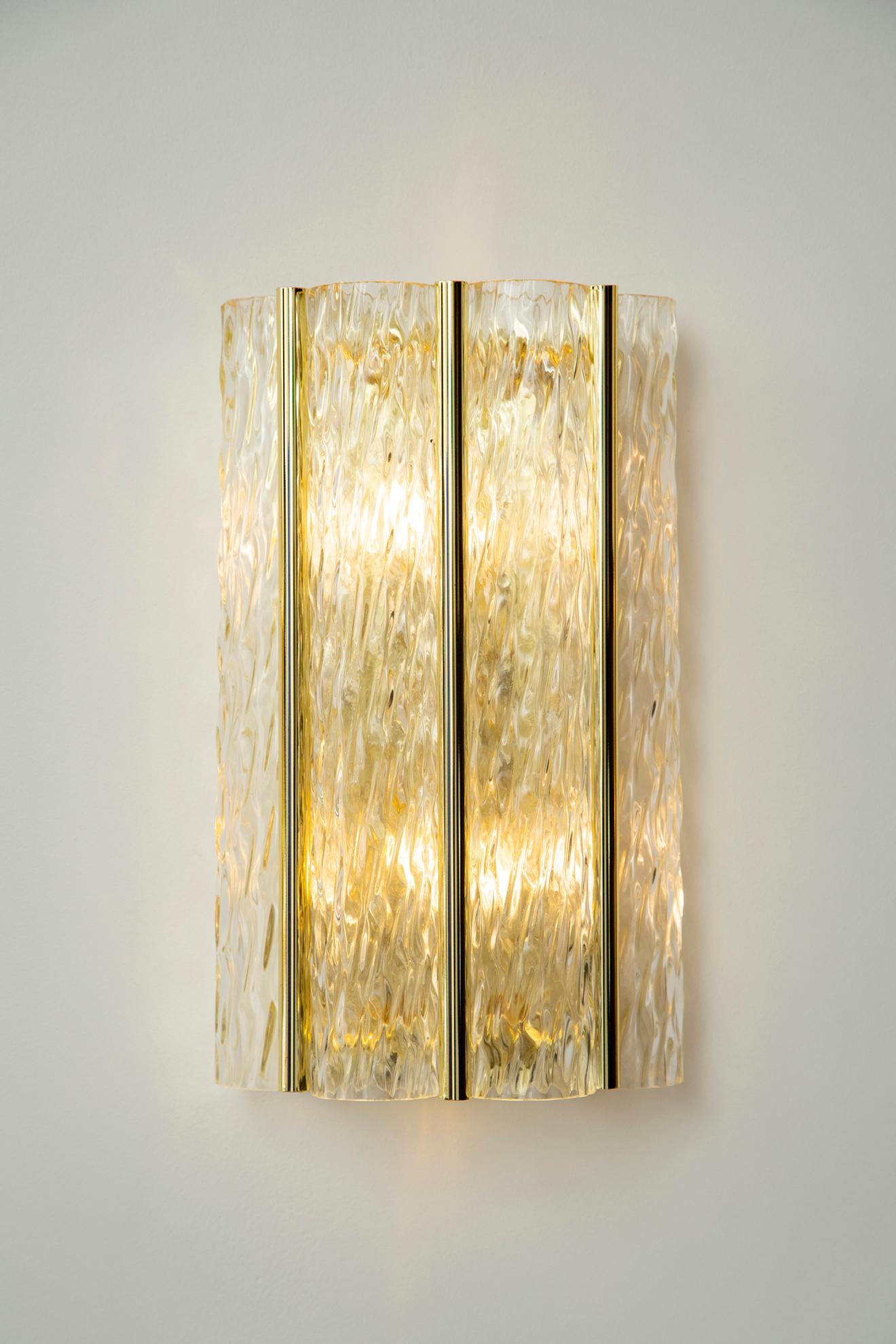 Pair of brass and glass wall lights, Italy 1980
Four clear textured glass per sconce
Brass/gold plated structure
Wired to US standart
2 E14 bulbs per sconce
Ready to ship from our Miami gallery.
  