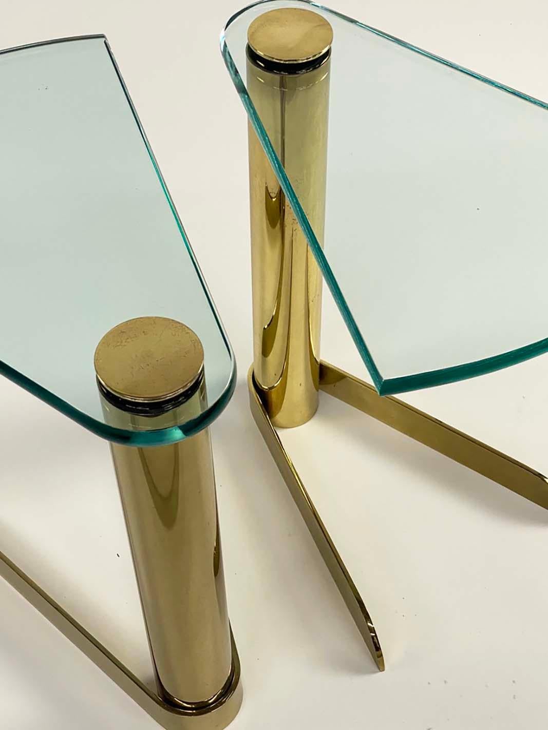 Pareja de mesas con cuña de latón y cristal de Leon Rosen para Pace Collection Moderno de mediados de siglo en venta