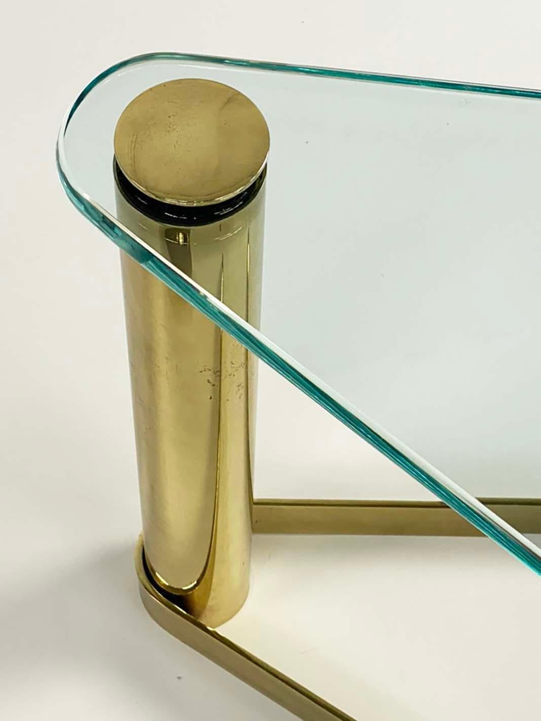 Pareja de mesas con cuña de latón y cristal de Leon Rosen para Pace Collection Estadounidense en venta
