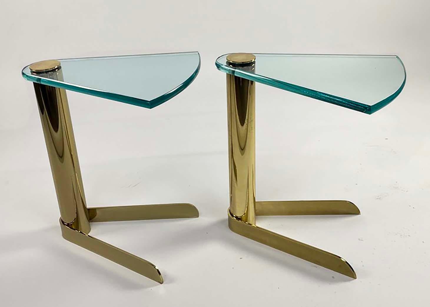Pareja de mesas con cuña de latón y cristal de Leon Rosen para Pace Collection finales del siglo XX en venta