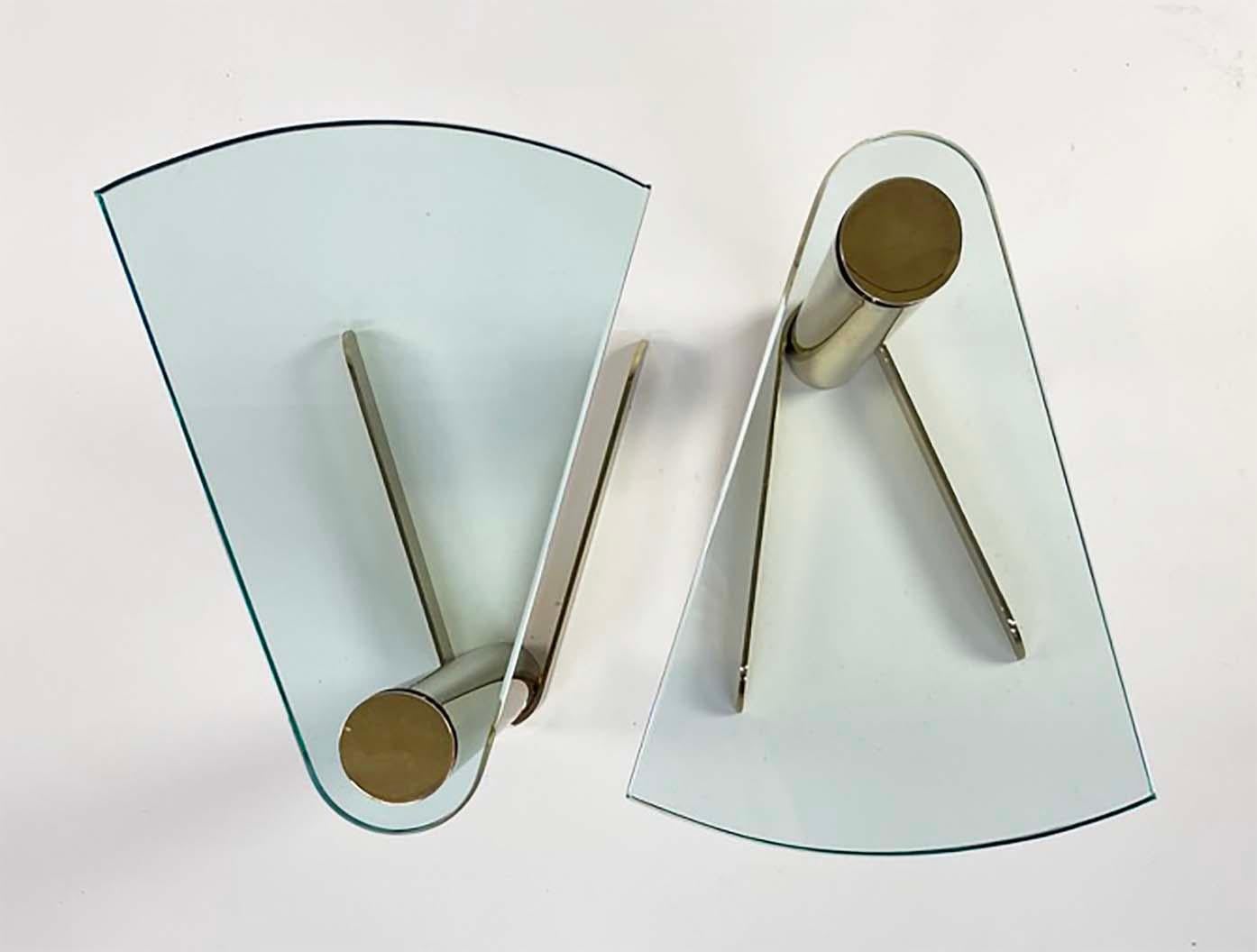 Pareja de mesas con cuña de latón y cristal de Leon Rosen para Pace Collection en venta 1