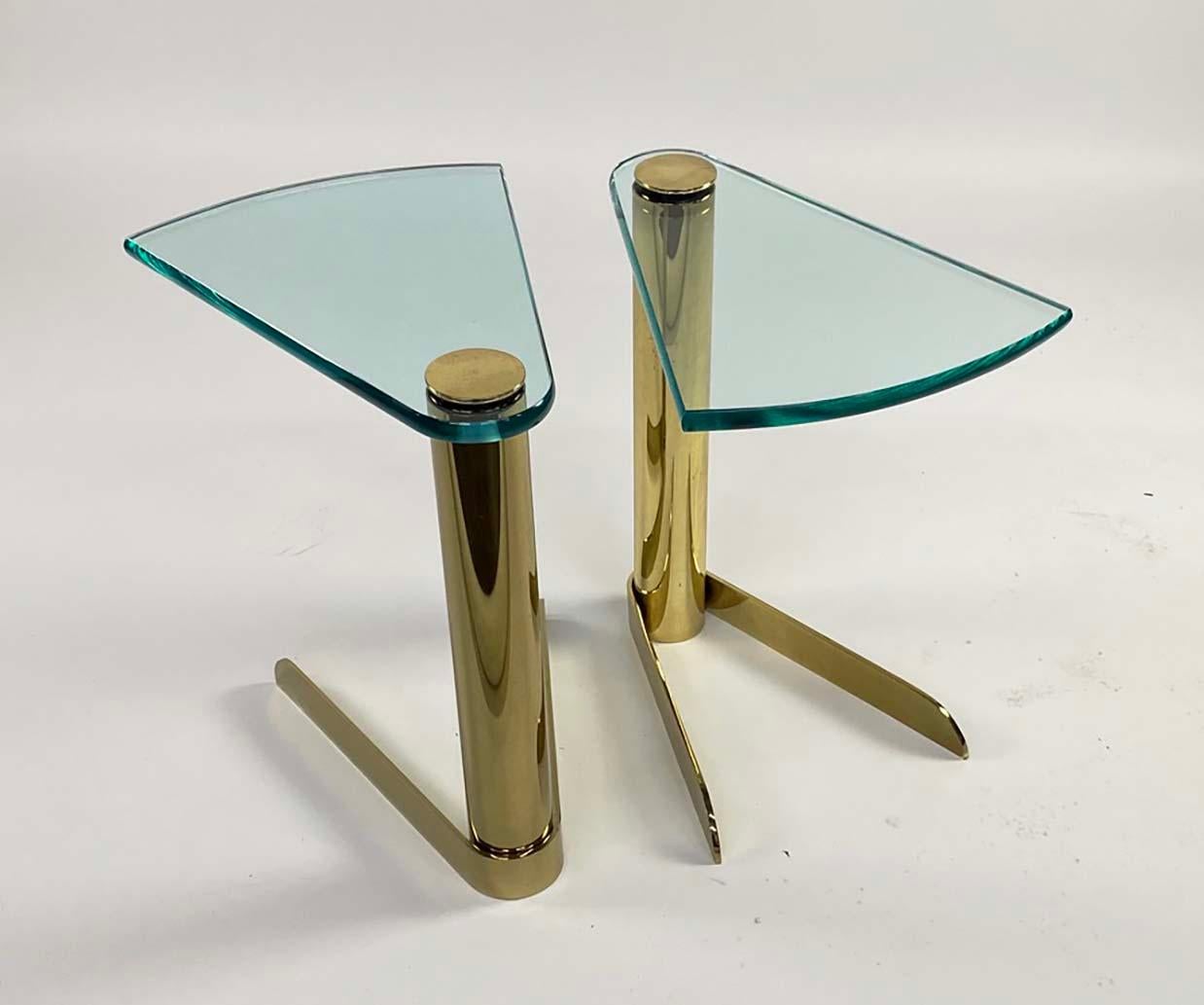 Pareja de mesas con cuña de latón y cristal de Leon Rosen para Pace Collection en venta 2