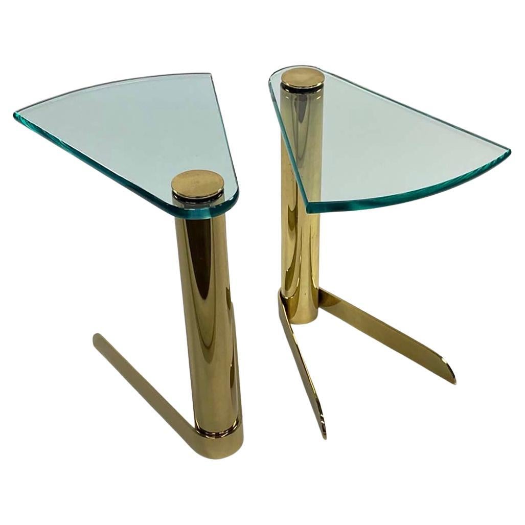Pareja de mesas con cuña de latón y cristal de Leon Rosen para Pace Collection en venta