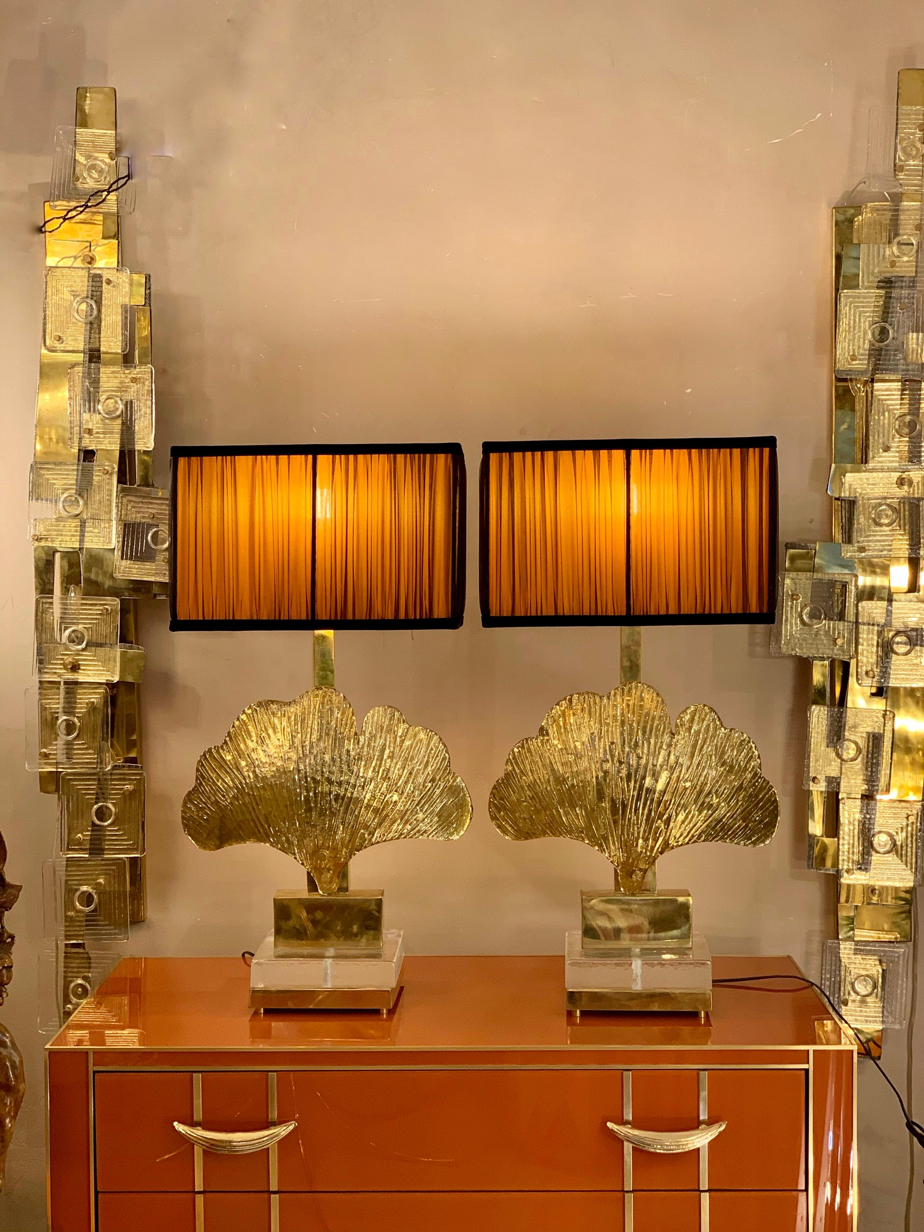 Pair of brass and gold mirrored Murano gingko leaf table lamps with our hand sewn lampshades in ruched chiffon double color (gold inside and black outside). When the light is on the colors mix each other creating an amazing effect.
The lamps have a