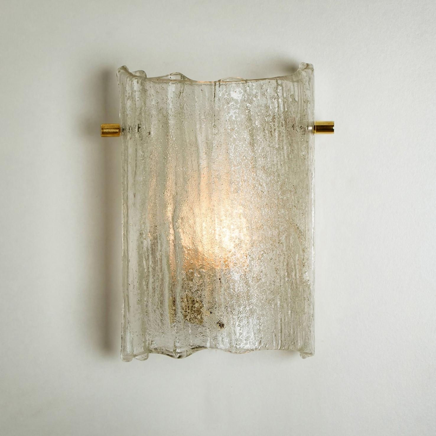 Pair of Brass and Hand Blown Glass Wall Lights by J.T. Kalmar, 1960s im Zustand „Gut“ im Angebot in Rijssen, NL