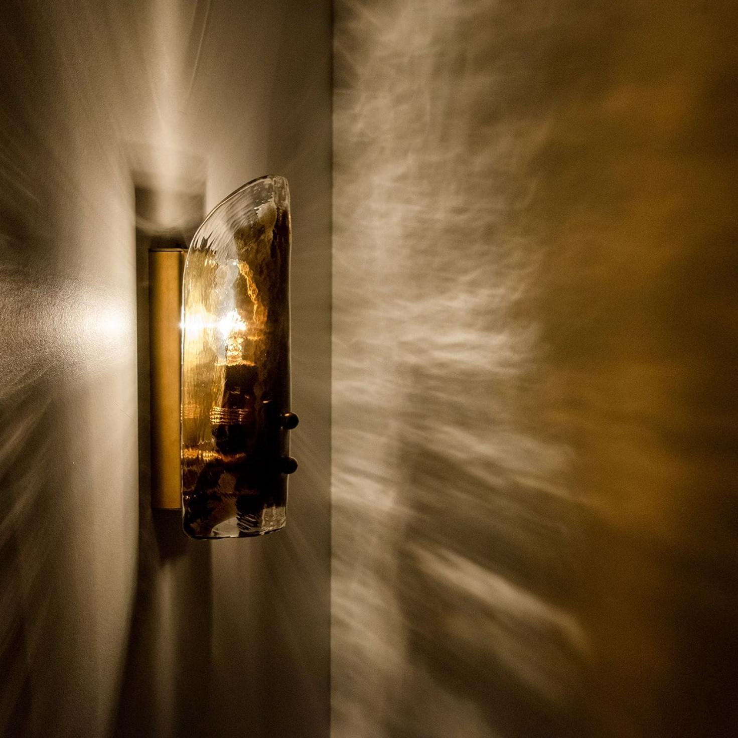 Pareja de apliques de latón y cristal de Murano soplado a mano de J.T. Kalmar en venta 1