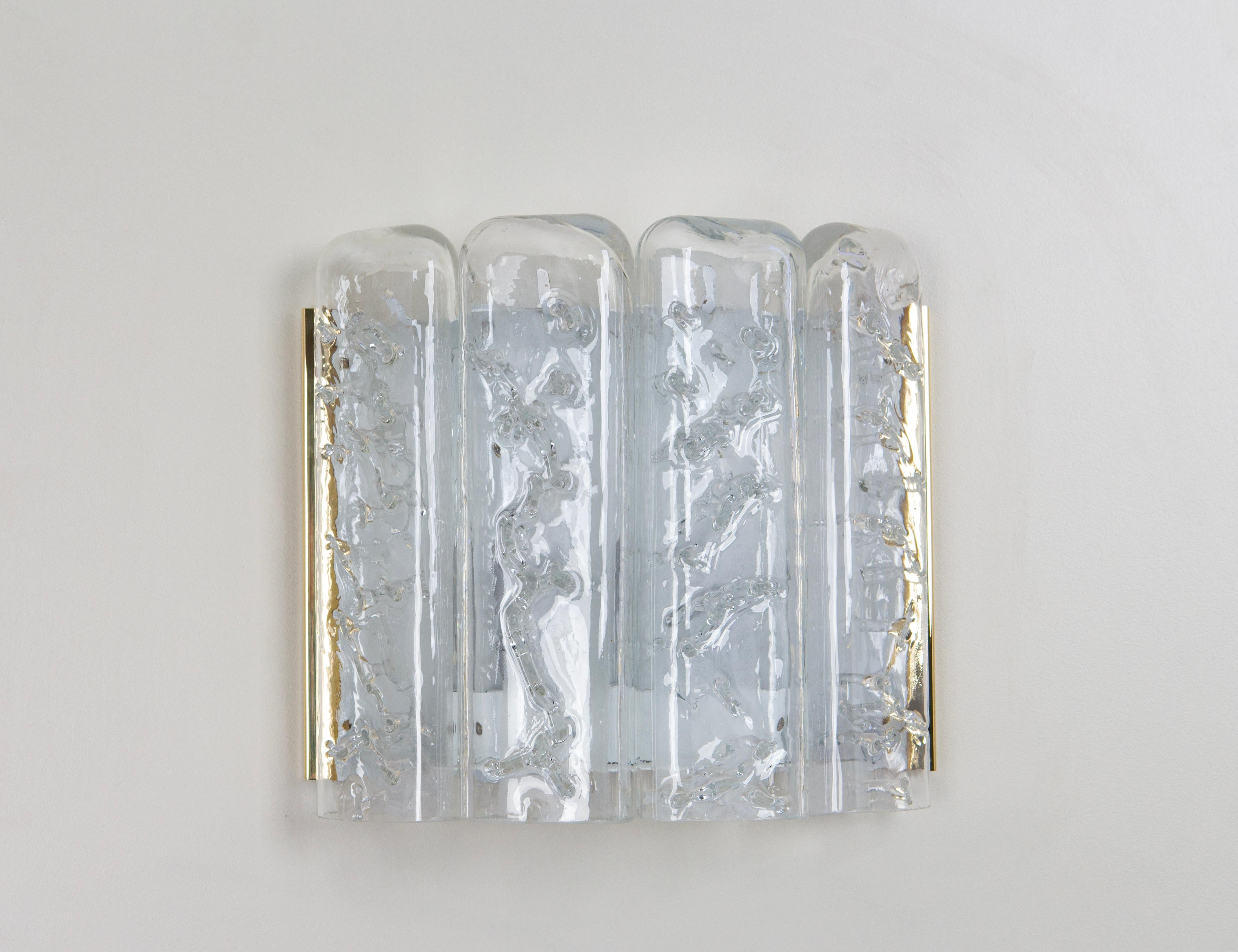 Maravilloso par de apliques de pared de mediados de siglo con cristales de hielo, fabricados por Doria Leuchten Germany, hacia 1960-1969.

Alta calidad y en muy buen estado. Limpio, bien cableado y listo para usar. 

Cada aplique requiere 2