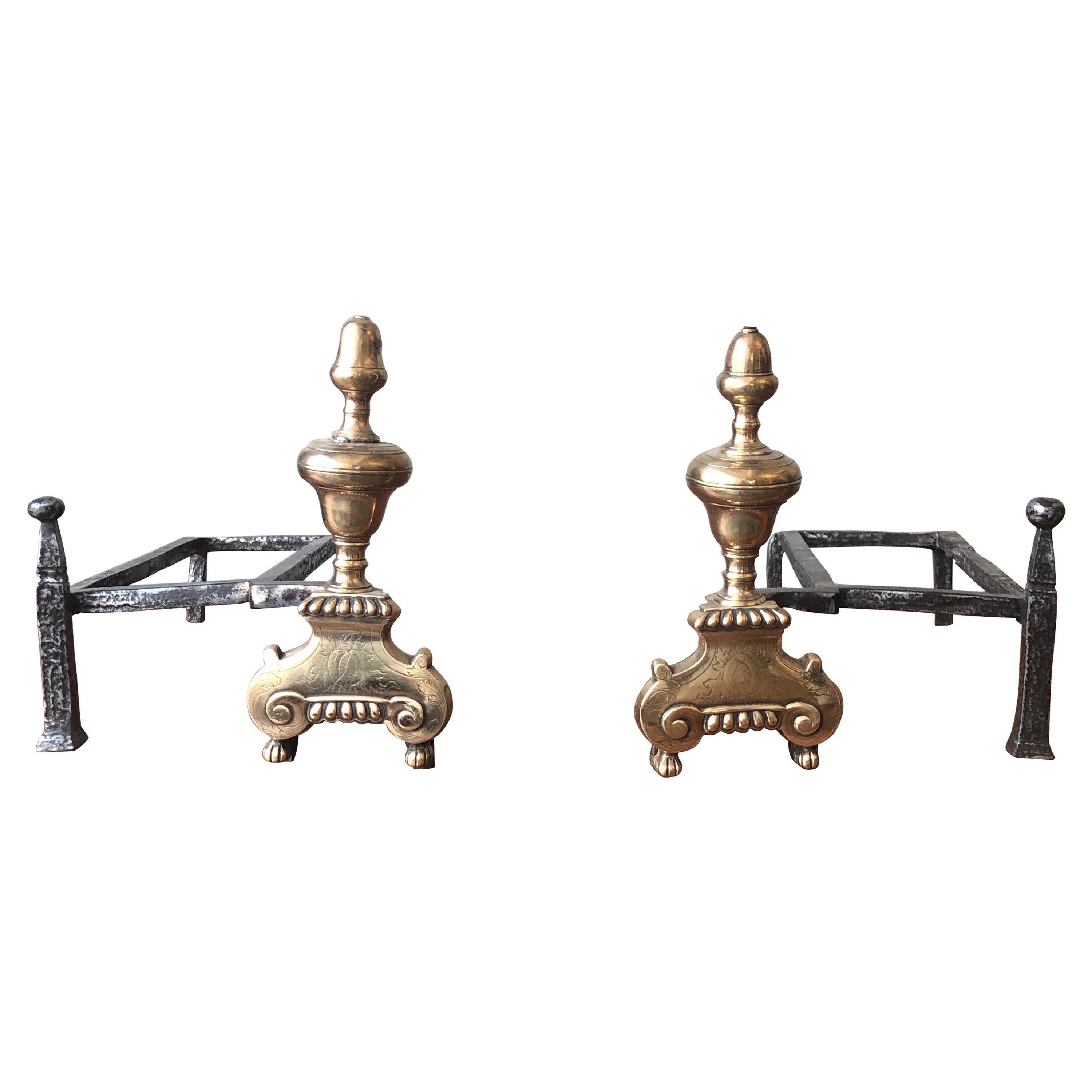 Paar französische Kaminböcke aus Messing und Eisen aus dem 18. Jahrhundert