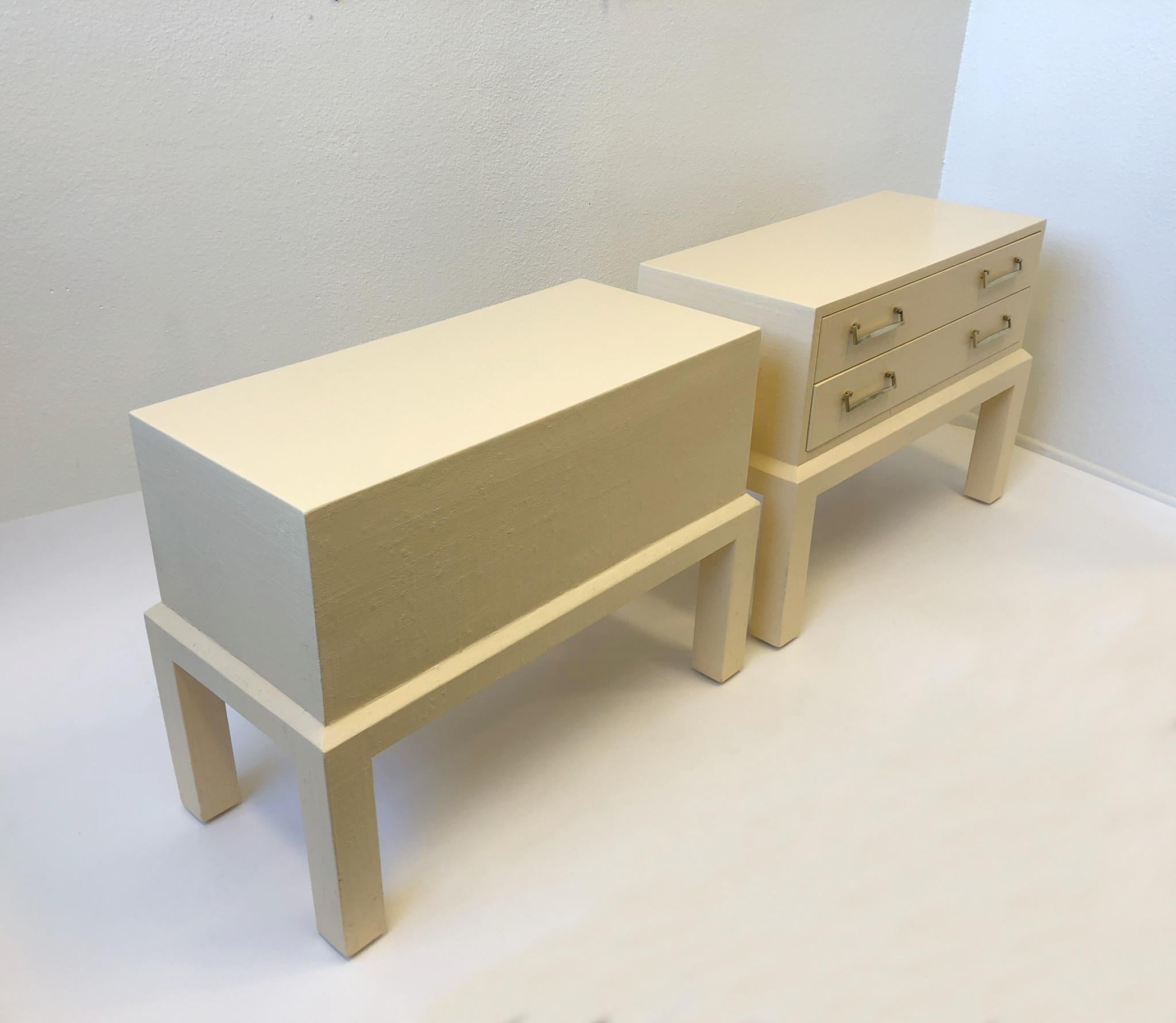 Pair of Brass and Lacquered Two Drawers Nightstands by Steve Chase In Excellent Condition In Palm Springs, CA