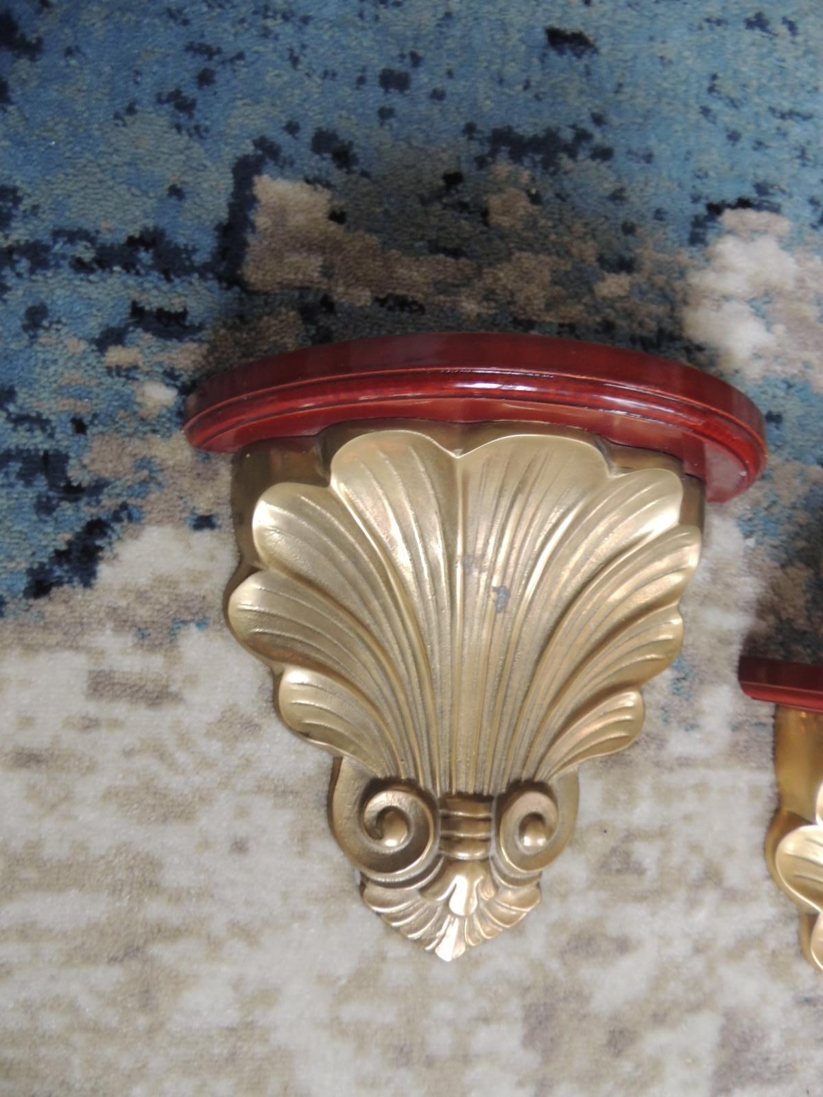 Pair of brass and lacquered wood plate display shelves.
Acanthus brass shelves with reddish mahogany color wood tops.
Could hold plates or regular statue or figurine.
Size: 9.5