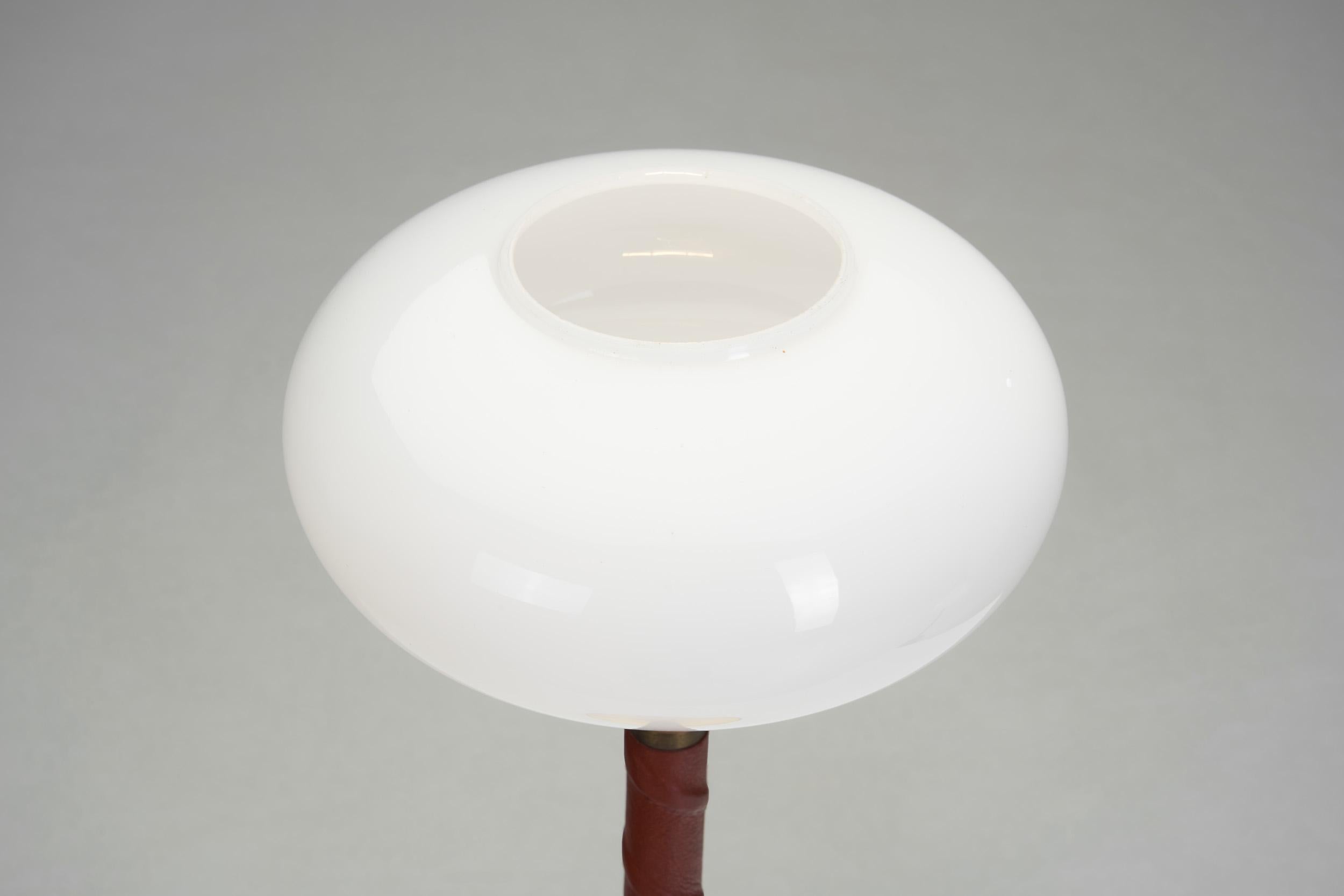 Paire de lampes de bureau E1251 en laiton et cuir par ASEA, Suède 20ème siècle en vente 3