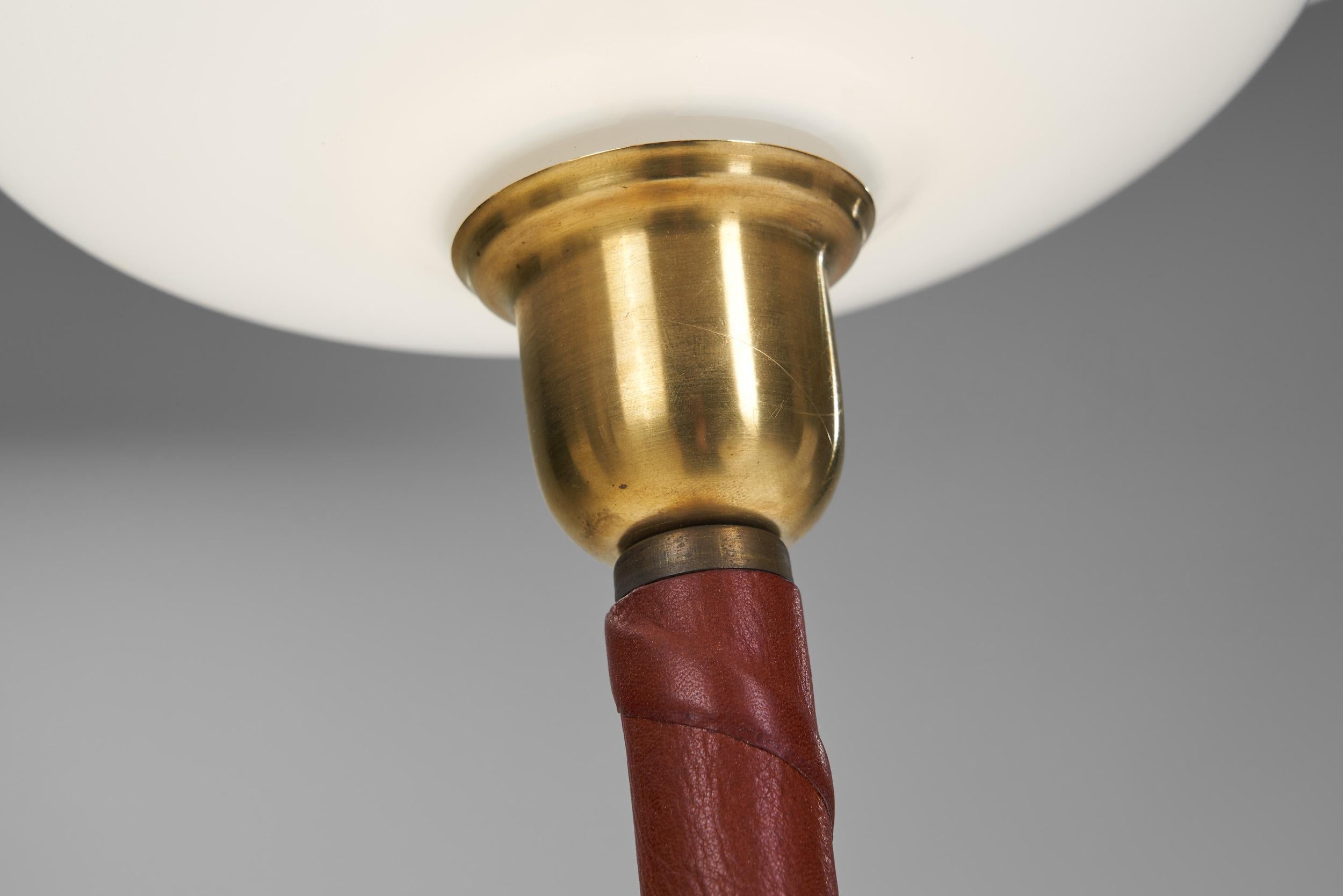 Paire de lampes de bureau E1251 en laiton et cuir par ASEA, Suède 20ème siècle en vente 5