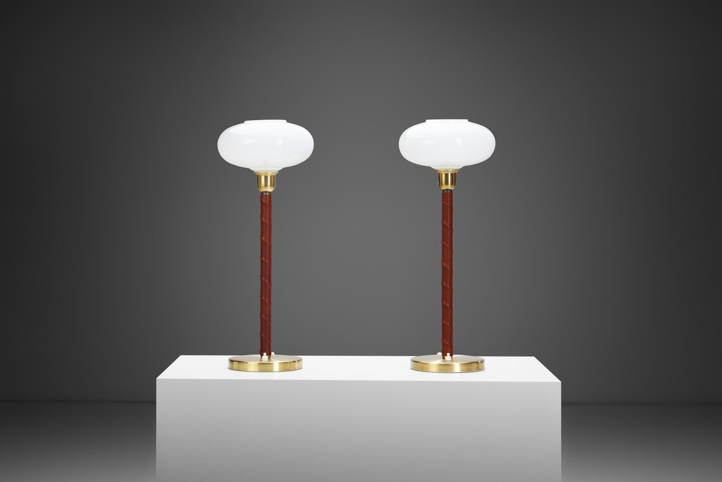 Mid-Century Modern Paire de lampes de bureau E1251 en laiton et cuir par ASEA, Suède 20ème siècle en vente