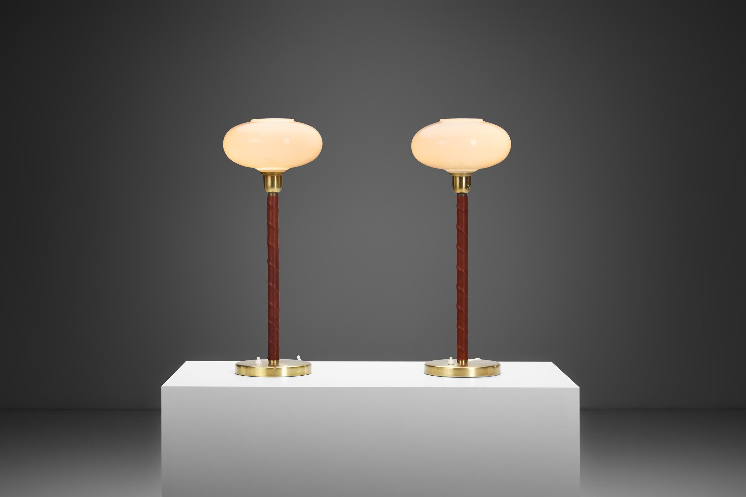 Suédois Paire de lampes de bureau E1251 en laiton et cuir par ASEA, Suède 20ème siècle en vente