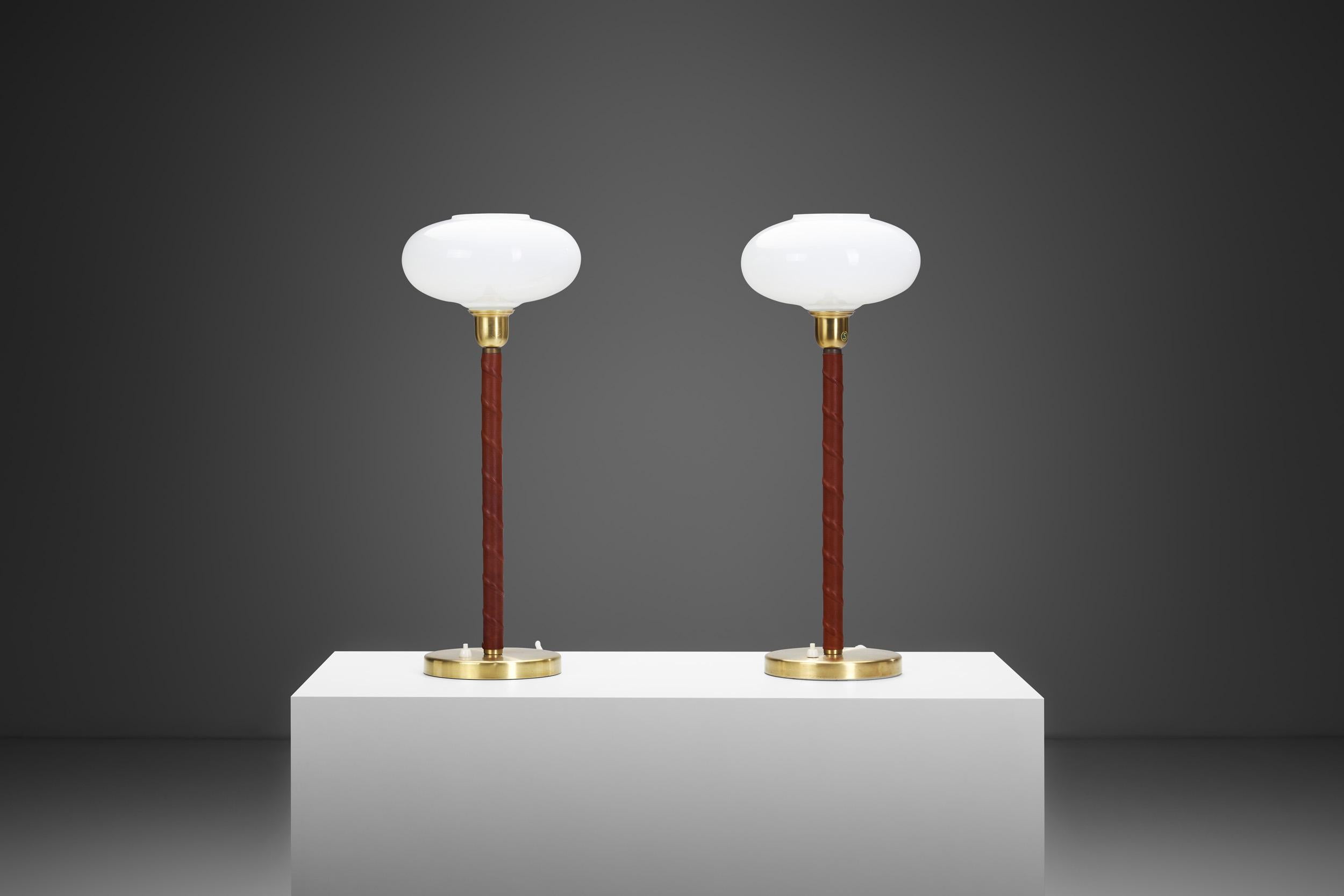 Paire de lampes de bureau E1251 en laiton et cuir par ASEA, Suède 20ème siècle Bon état - En vente à Utrecht, NL