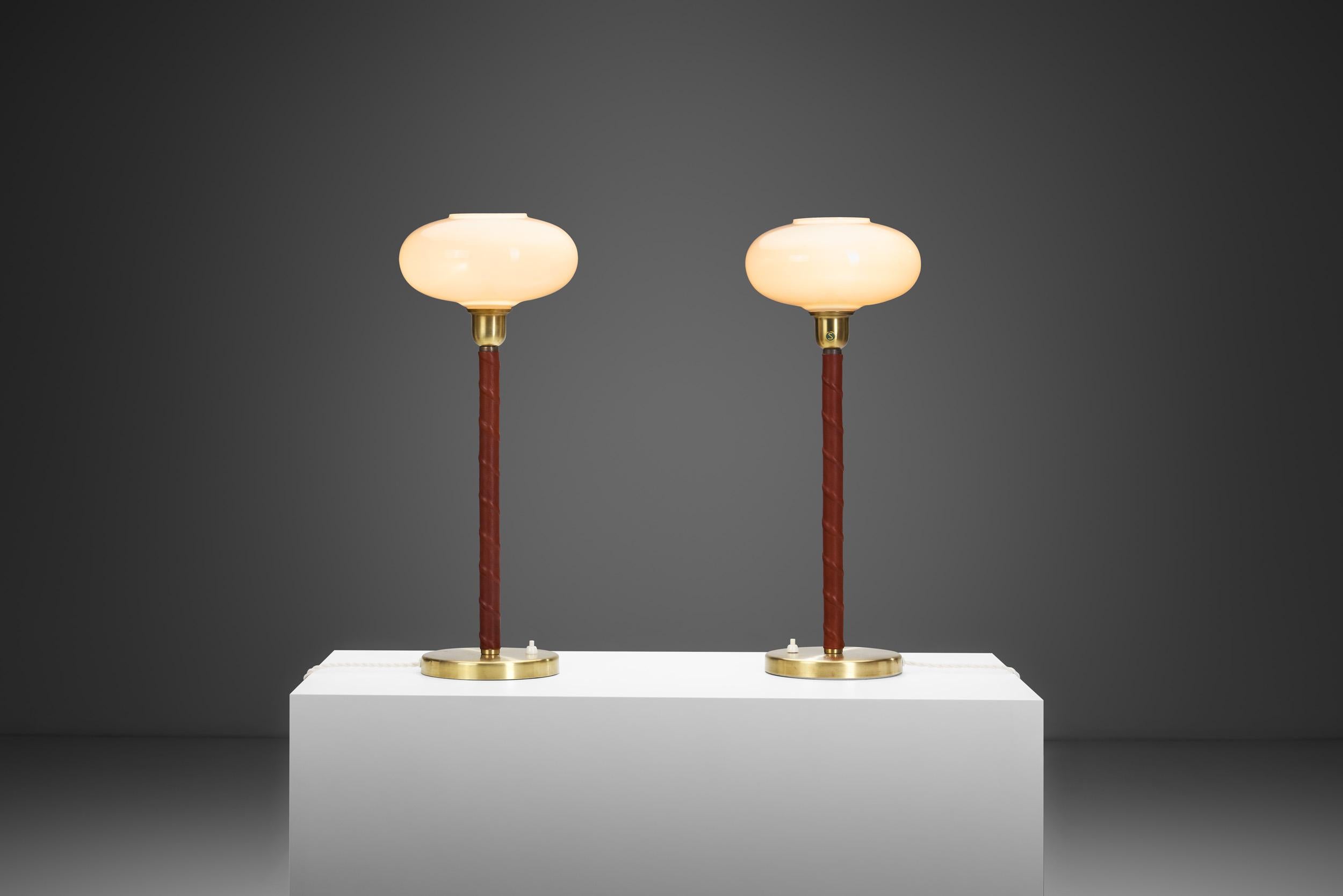 20ième siècle Paire de lampes de bureau E1251 en laiton et cuir par ASEA, Suède 20ème siècle en vente