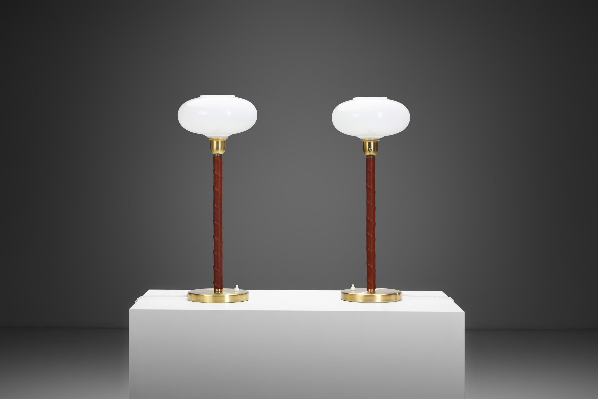 Laiton Paire de lampes de bureau E1251 en laiton et cuir par ASEA, Suède 20ème siècle en vente