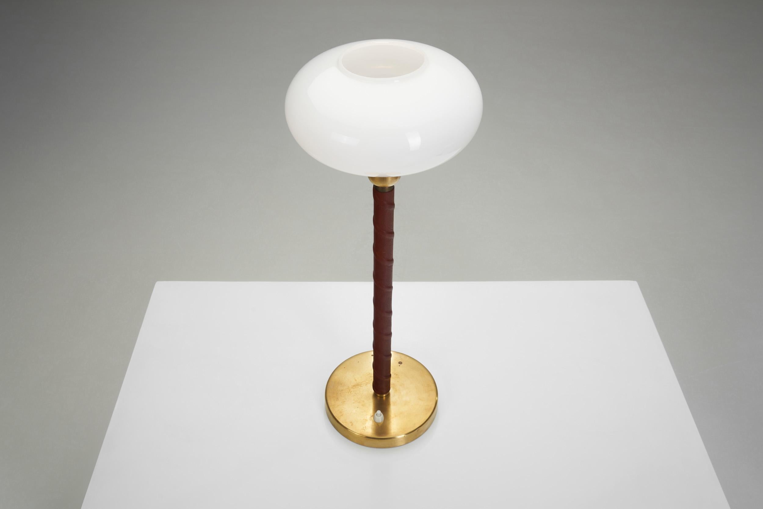 Paire de lampes de bureau E1251 en laiton et cuir par ASEA, Suède 20ème siècle en vente 1
