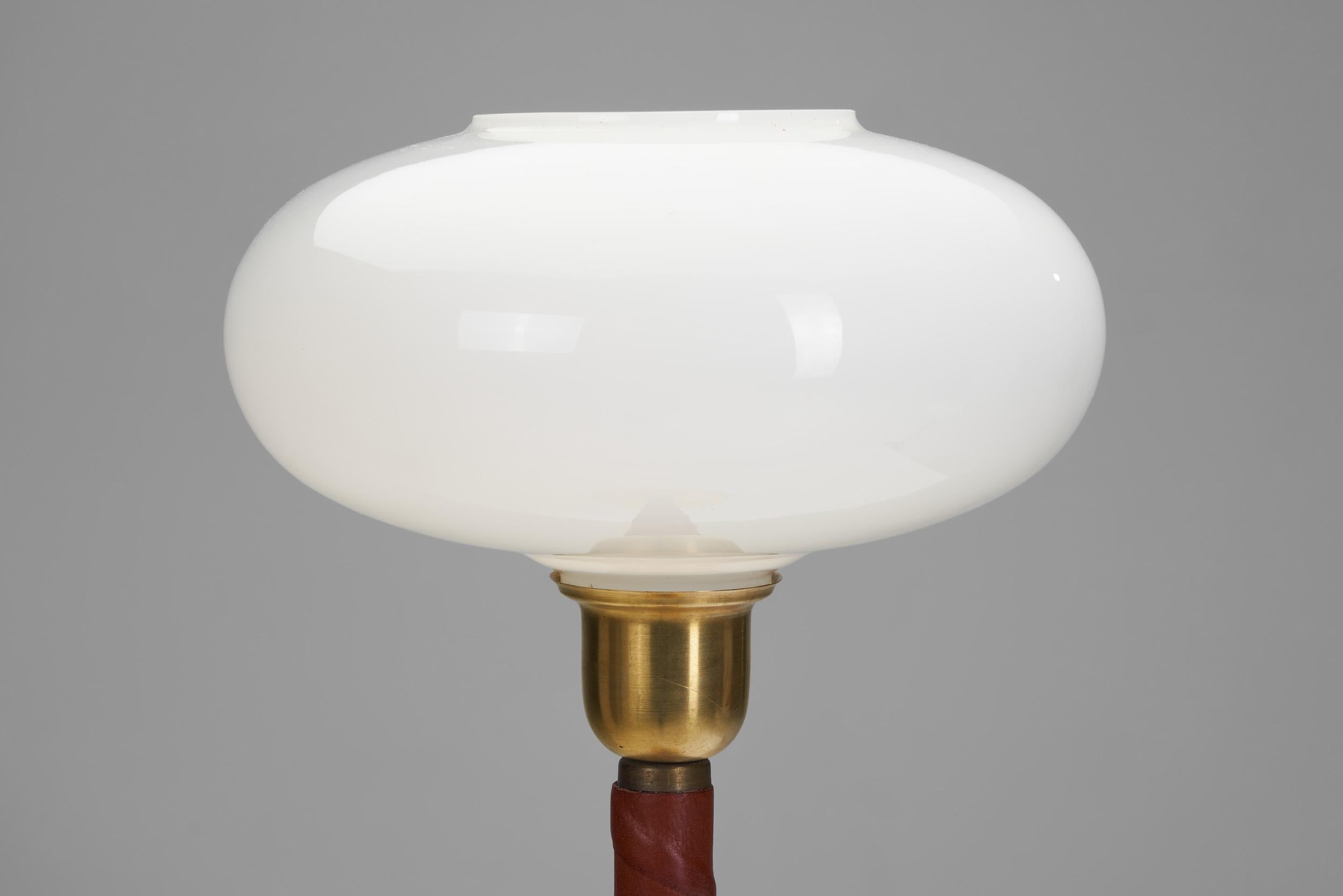 Paire de lampes de bureau E1251 en laiton et cuir par ASEA, Suède 20ème siècle en vente 2