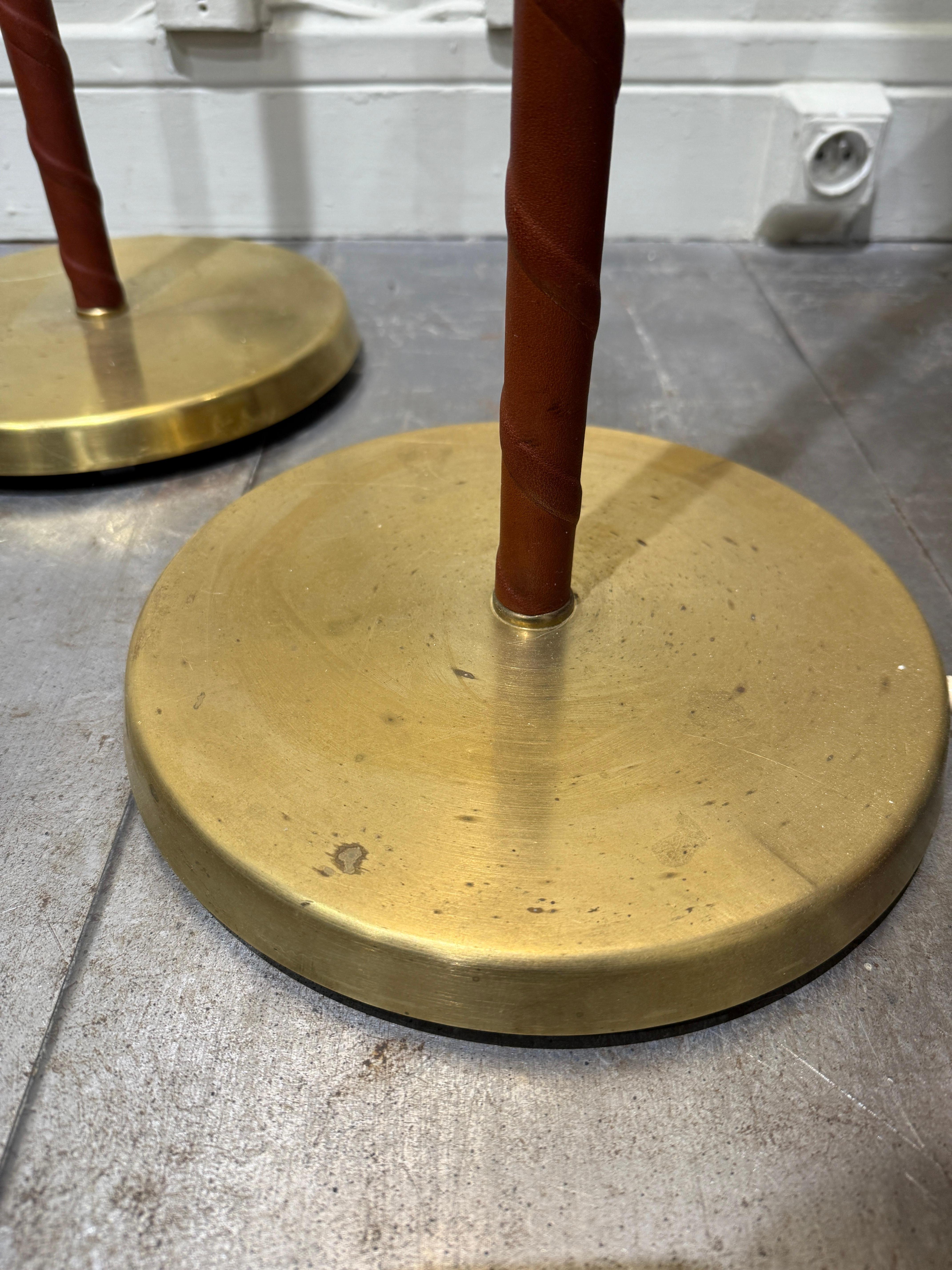 Très élégante paire de lampadaires par ASEA Suède circa 1940
Base en laiton et plateau en verre opalin 
Merveilleuse lumière ! 