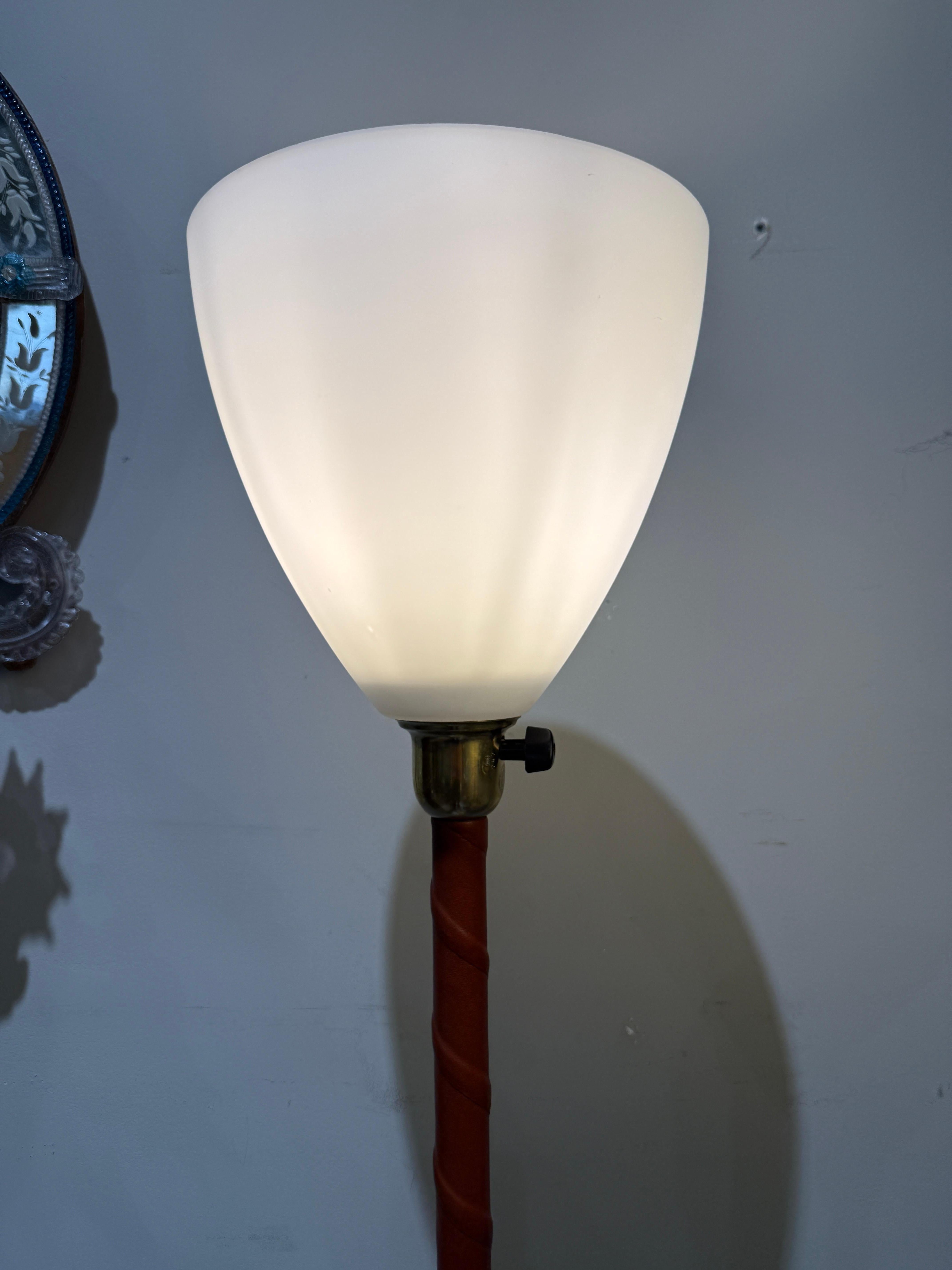 Mid-Century Modern Paire de lampadaires en laiton et cuir ASEA Suède 1940 en vente