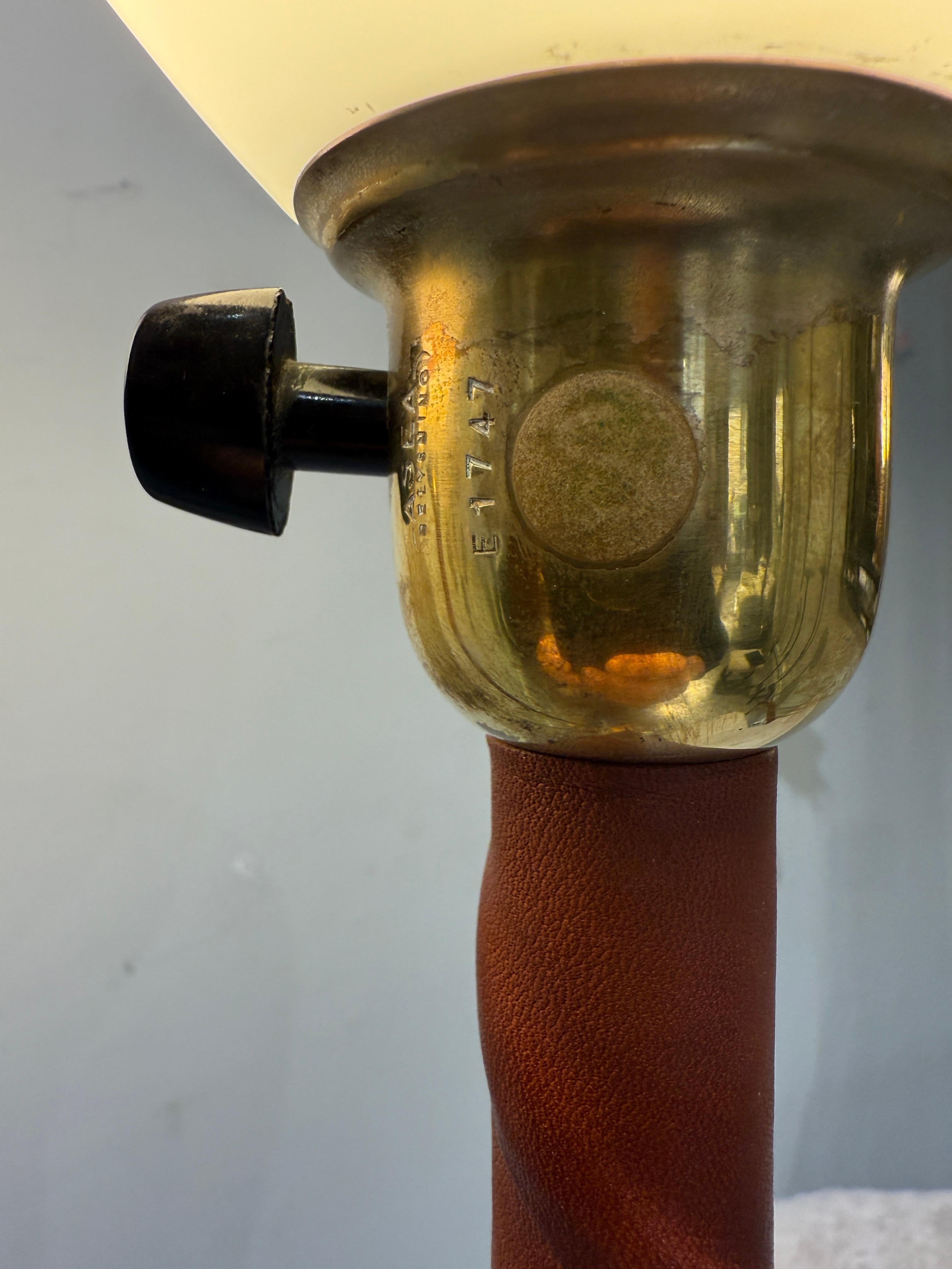 Suédois Paire de lampadaires en laiton et cuir ASEA Suède 1940 en vente