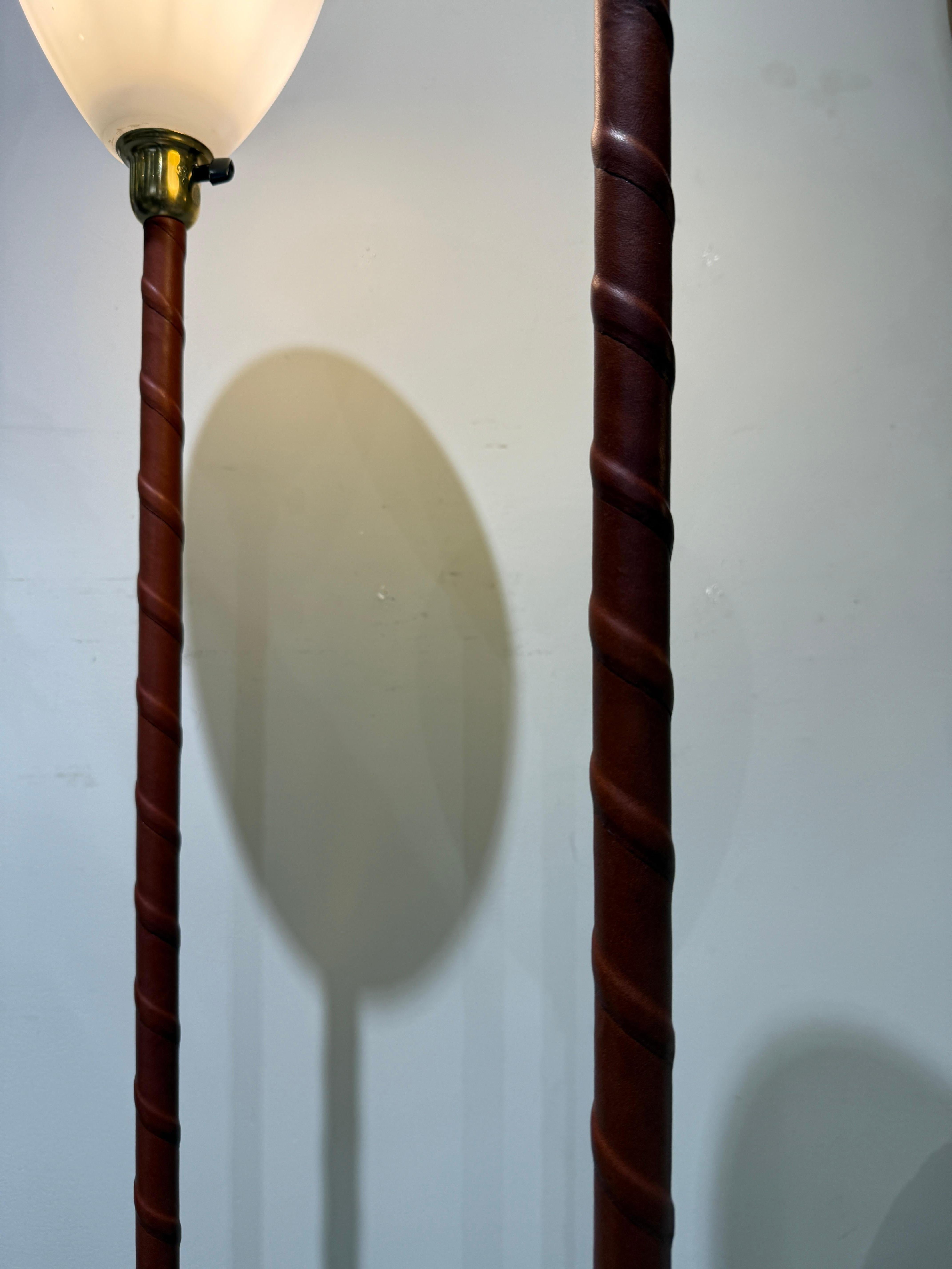 Paire de lampadaires en laiton et cuir ASEA Suède 1940 Bon état - En vente à PARIS, FR