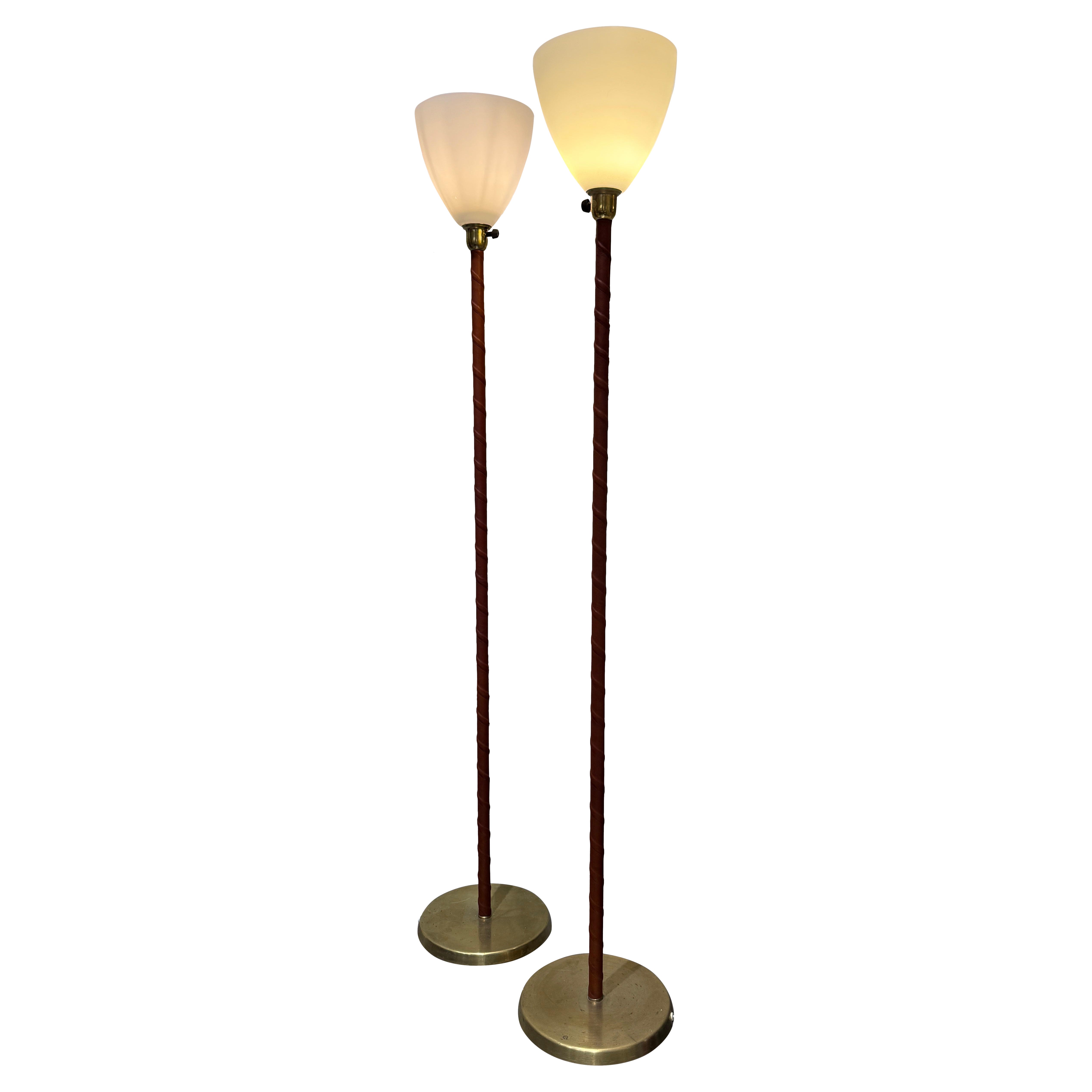 Paire de lampadaires en laiton et cuir ASEA Suède 1940 en vente