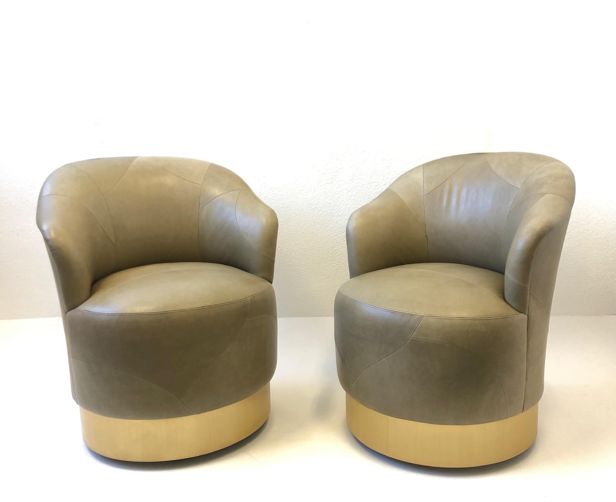 Brossé Paire de chaises pivotantes en laiton et cuir de J. Robert Scott en vente