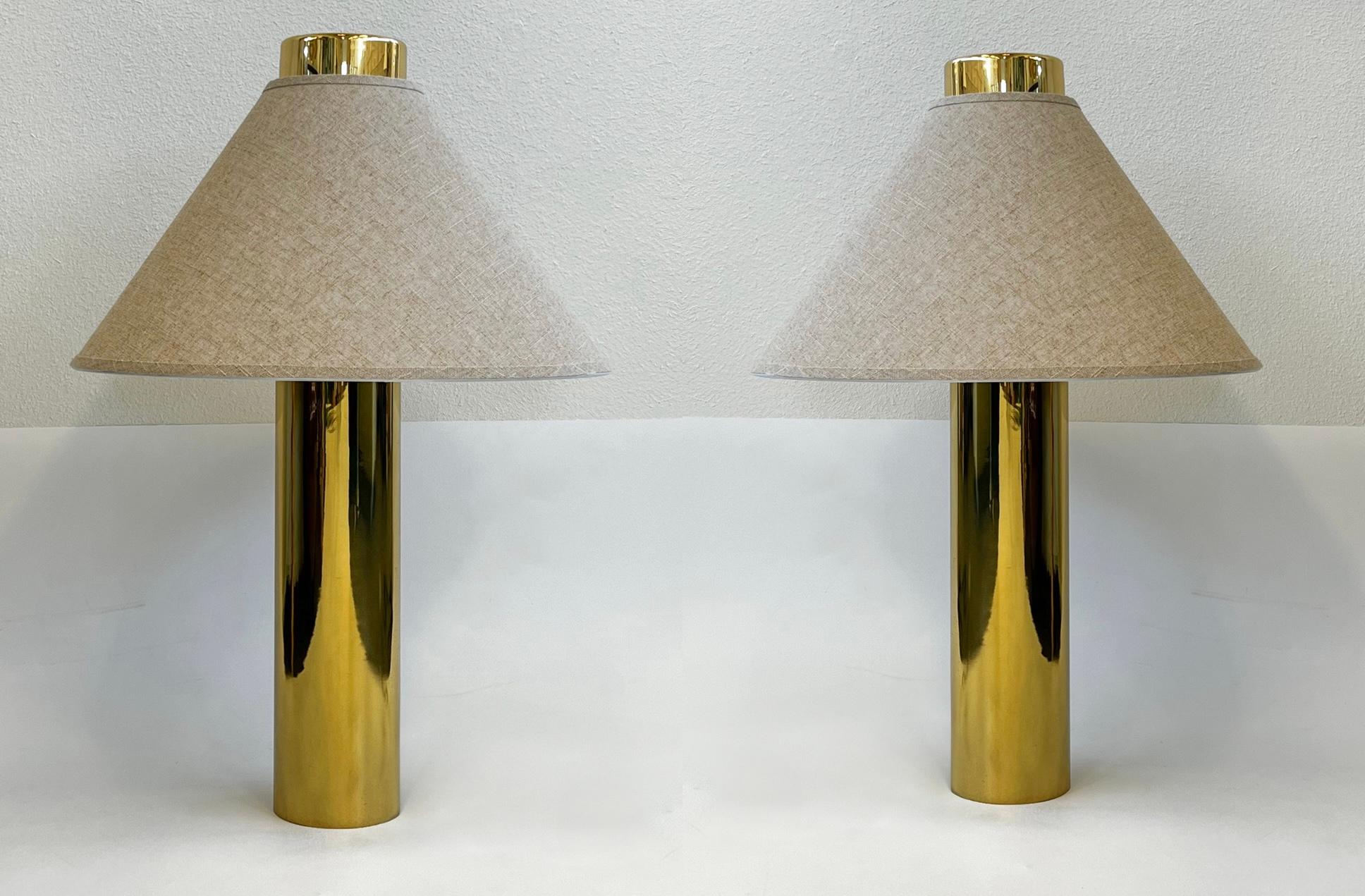 Pair of 1970’s polish brass and raw linen table lamps in the manner of Laurel Lamp Co. 

The brass dhows minor age spots.(see detail photos).  
In beautiful vintage condition, new shades, newly rewired with a touch dimmer.
100w max Edison light