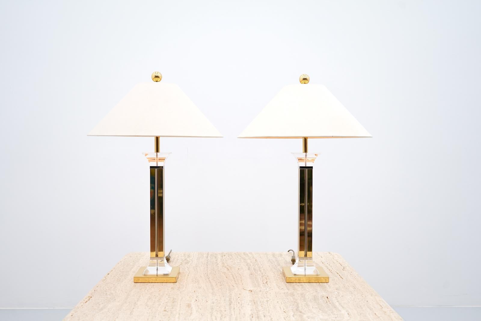 Nice pair of table lamps in brass and lucite. Original shades. Good to very good condition
3 bulbs each with E27 socket or LED.