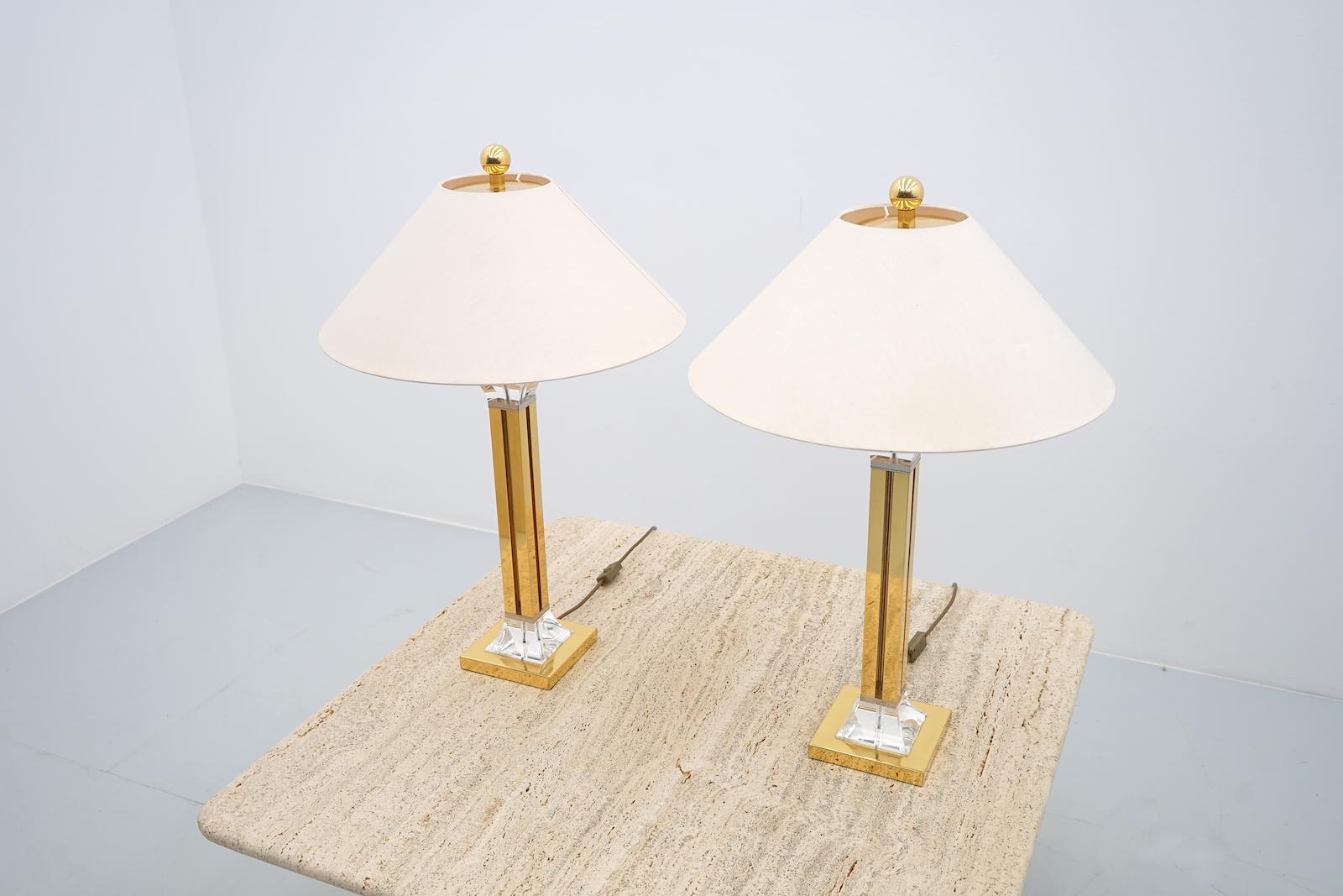 Hollywood Regency Pair of Brass and Lucite Table Lamps, 1970s For Sale