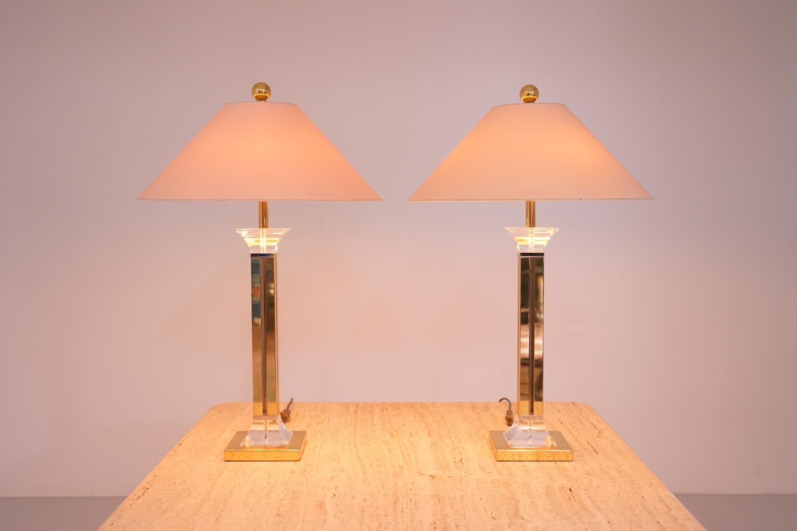 Pair of Brass and Lucite Table Lamps, 1970s In Good Condition For Sale In Frankfurt / Dreieich, DE