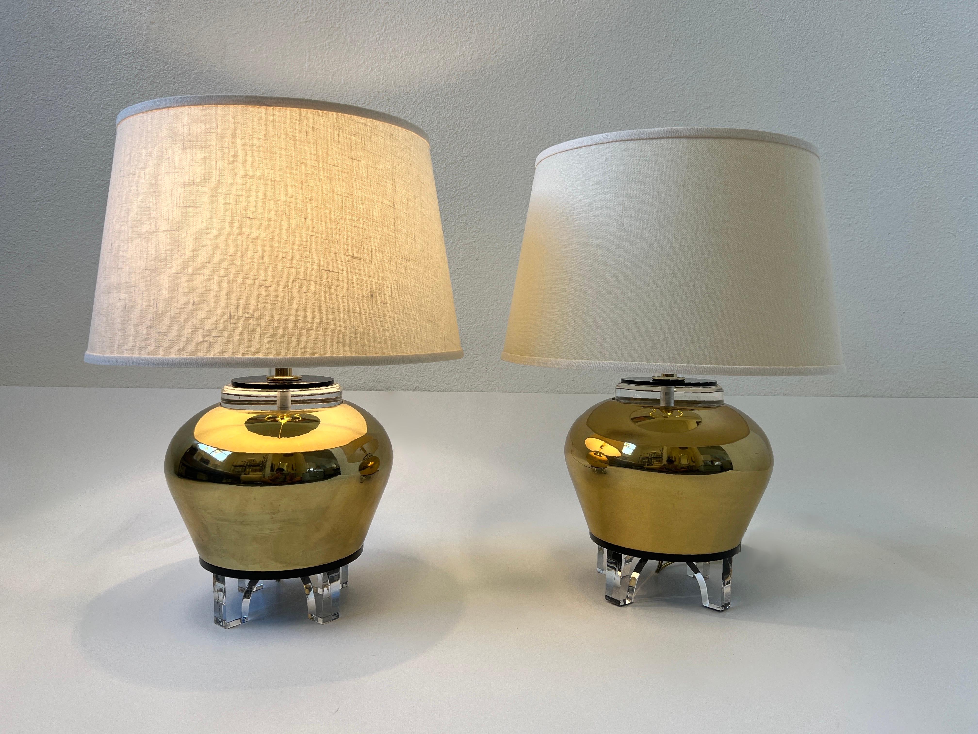 Fin du 20e siècle Paire de lampes de bureau en laiton et lucite par Bauer Lamp Co en vente