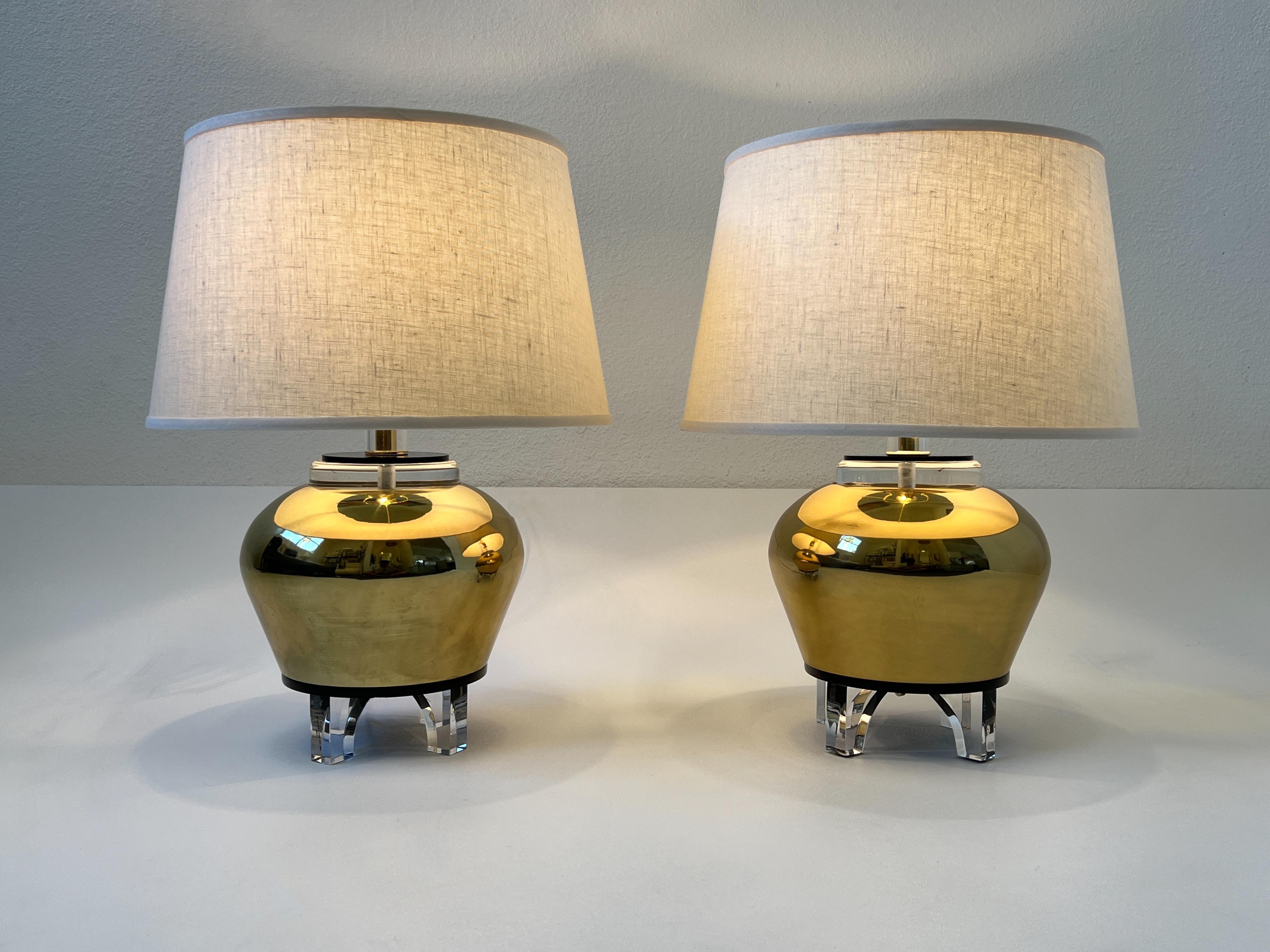 Tischlampen aus Messing und Lucite von Bauer Lamp Co, Paar im Angebot 1
