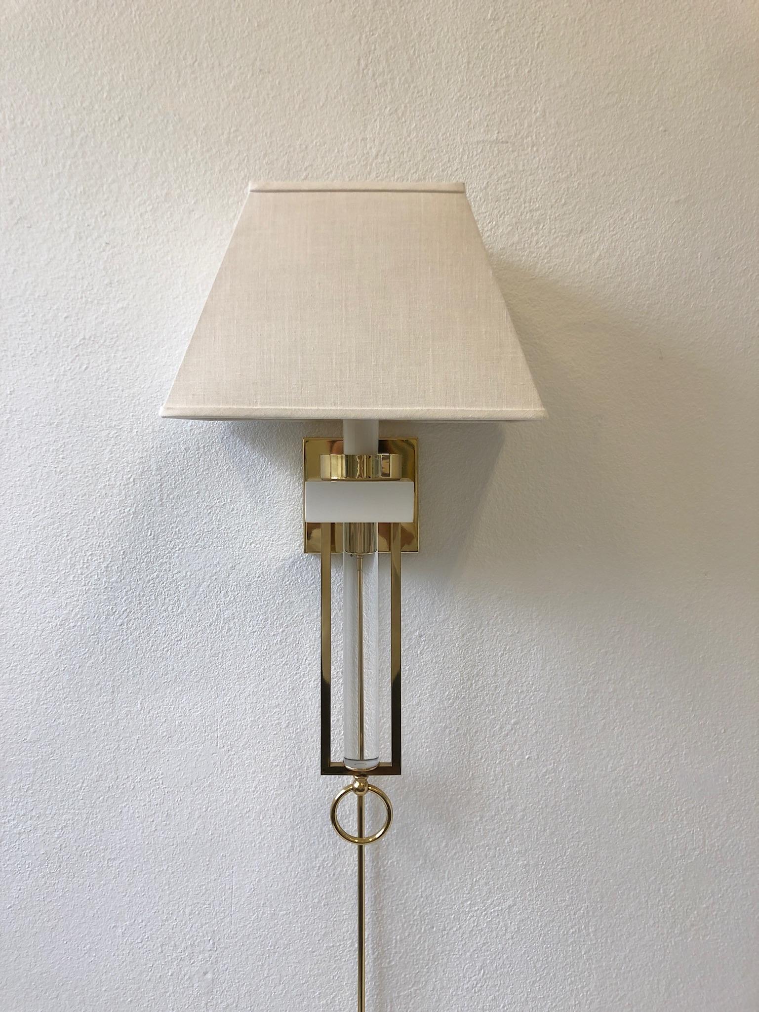 Hollywood Regency Coppia di lampade da parete in ottone e lucite in vendita